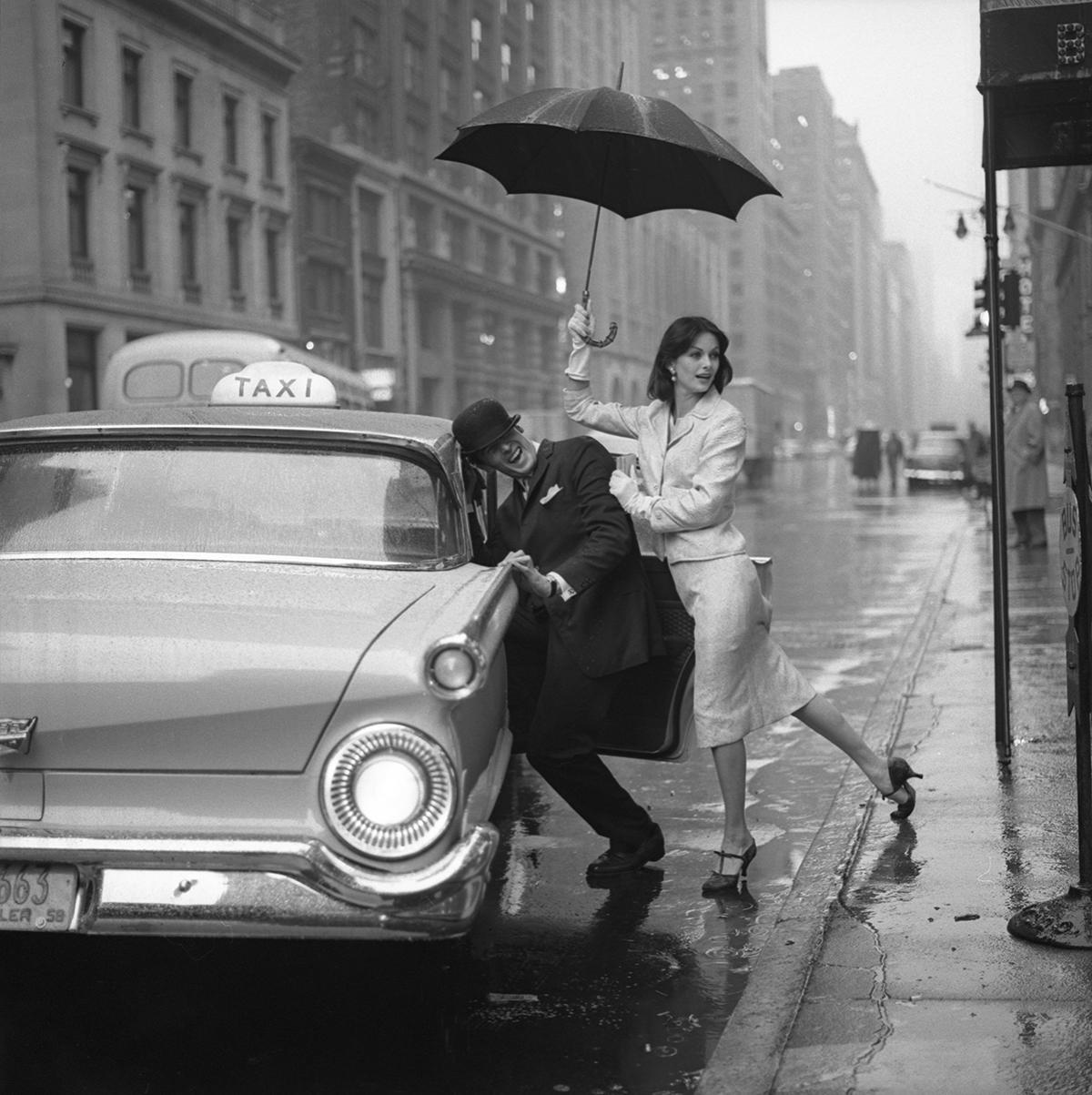 Anne St. Marie, Pushing Man in Cab, 1958 - Jerry Schatzberg