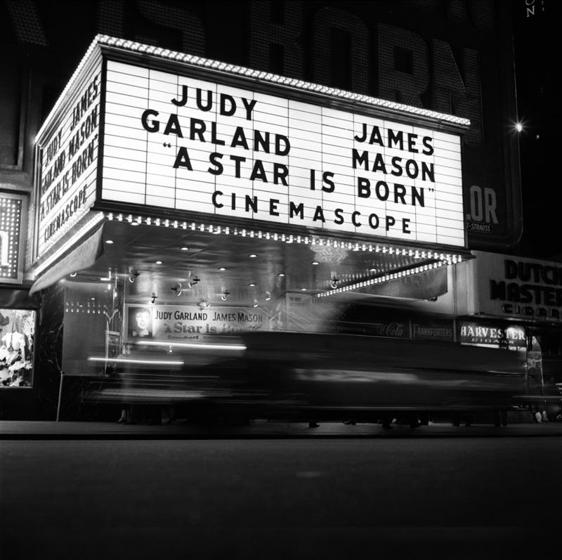 Tailles disponibles :
11" x 14"     	$6,000.00	Edition de 25 + 5 AP
16" x 20"  	$8,000.00	Edition de 20 + 4 AP
20" x 24" 	$10,000.00	Edition de 20 + 4 AP
30" x 40" 	$16,000.00	Edition de 20 + 4 AP
40" x 60" 	$18,500.00	Edition de 12 + 4 AP
48" x 72"