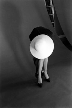 Jerry Schatzberg - Dietro le quinte, Francoise che aggiusta le scarpe, 1962, stampato dopo