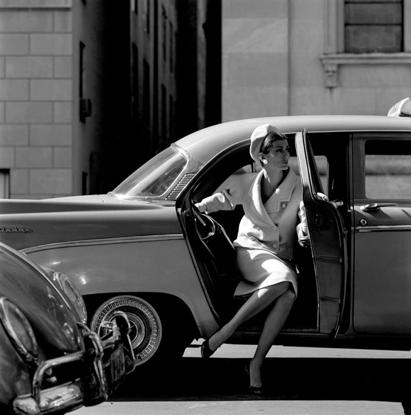 Jerry Schatzberg - Carmen sort d'un taxi, photographie de 1959, impression d'après