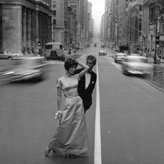 Jerry Schatzberg - Attraversamento della Quinta Strada, Fotografia 1958, Stampa successiva