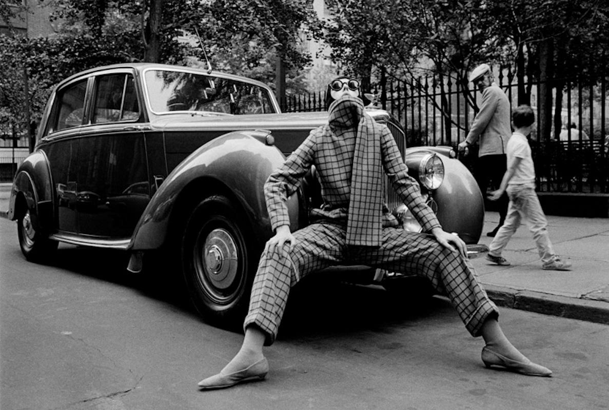 Jerry Schatzberg - Peggy Mofitt, Rolls Royce, Photographie 1964, Impression d'après