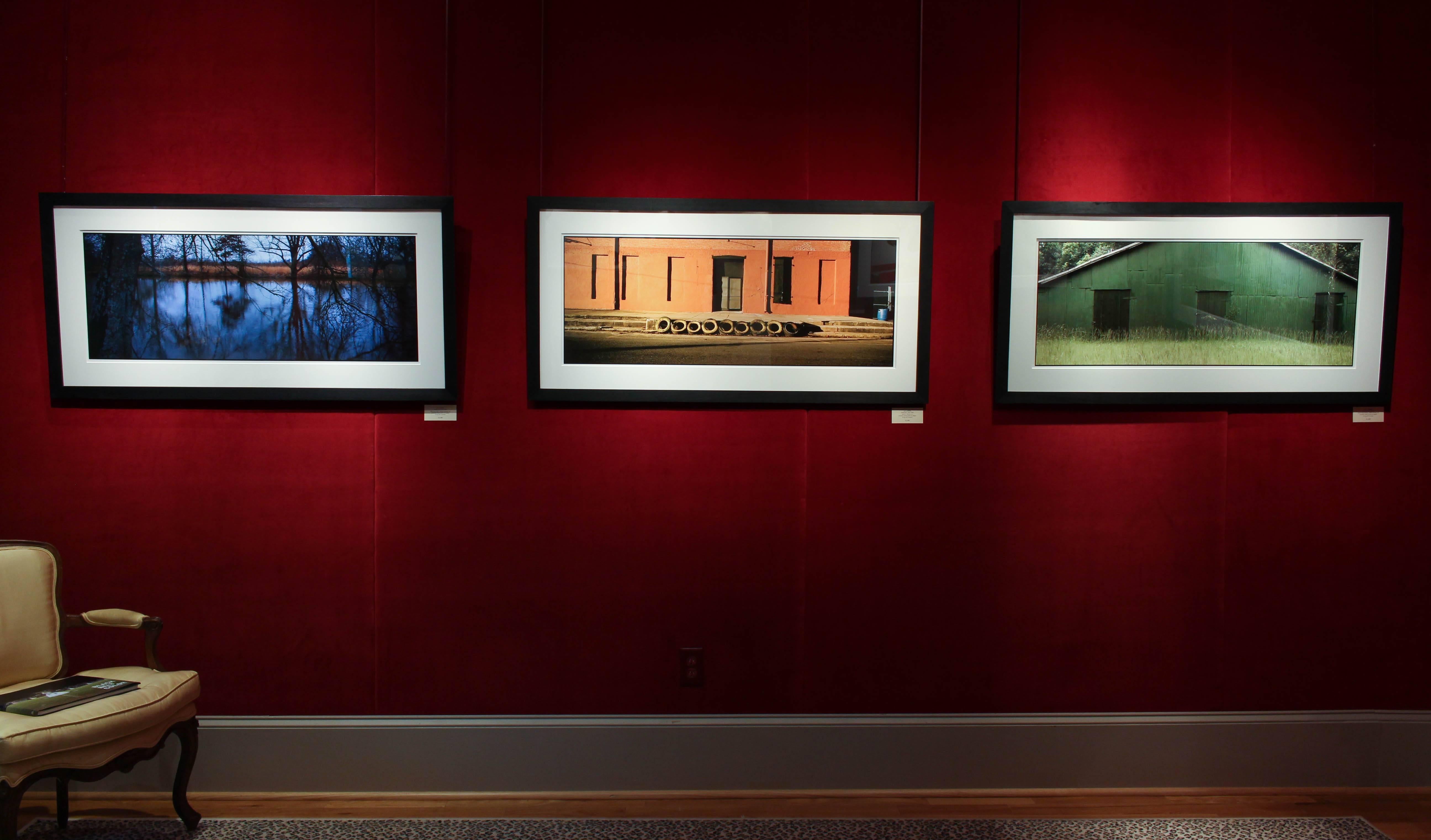 « HWY 80, House & Tree, Dallas County, AL » - Photographie du Sud - Christenberry - Gris Landscape Photograph par Jerry Siegel