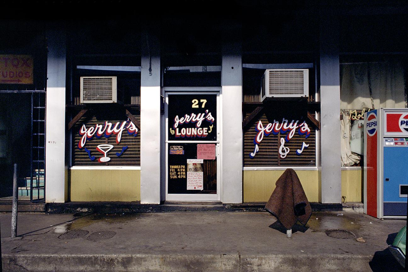 Jerry Siegel Still-Life Photograph – "Jerry's Lounge Selma, AL 1996" Südliche Dokumentarfotografie  Christenberry