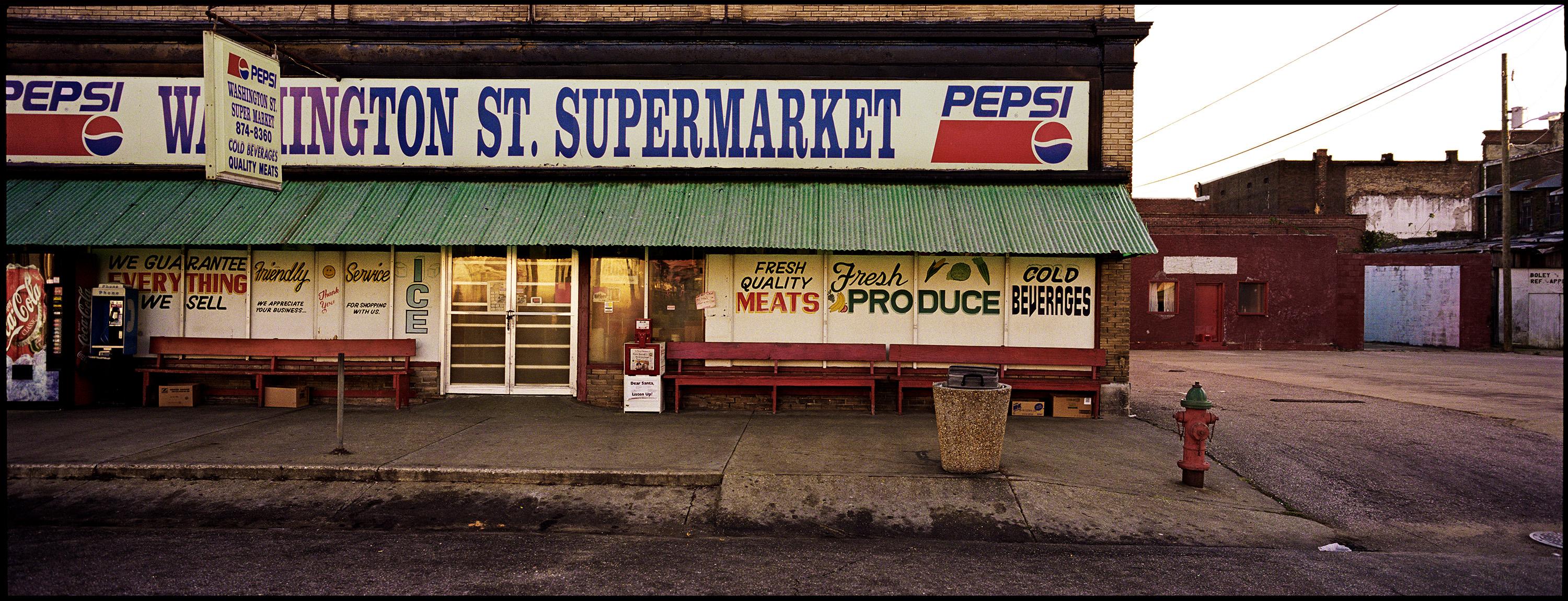 Landscape Photograph di Jerry Siegel - "Mercato di Washington Street, Selma, AL" - Fotografia del Sud - Christenberry