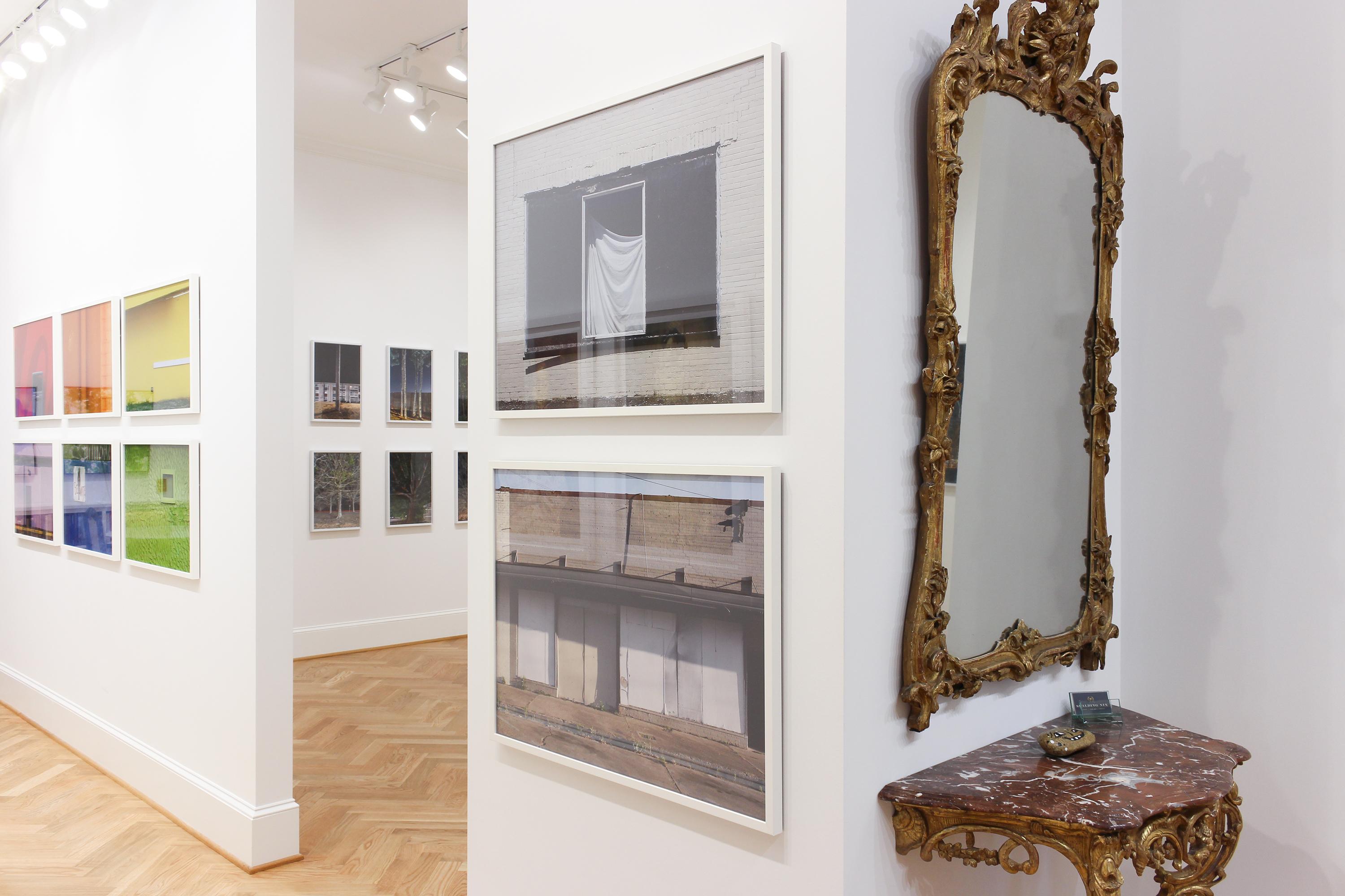 „Window with Sheet“ – Dokumentarfotografie der Südstaaten – Christenberry – Photograph von Jerry Siegel