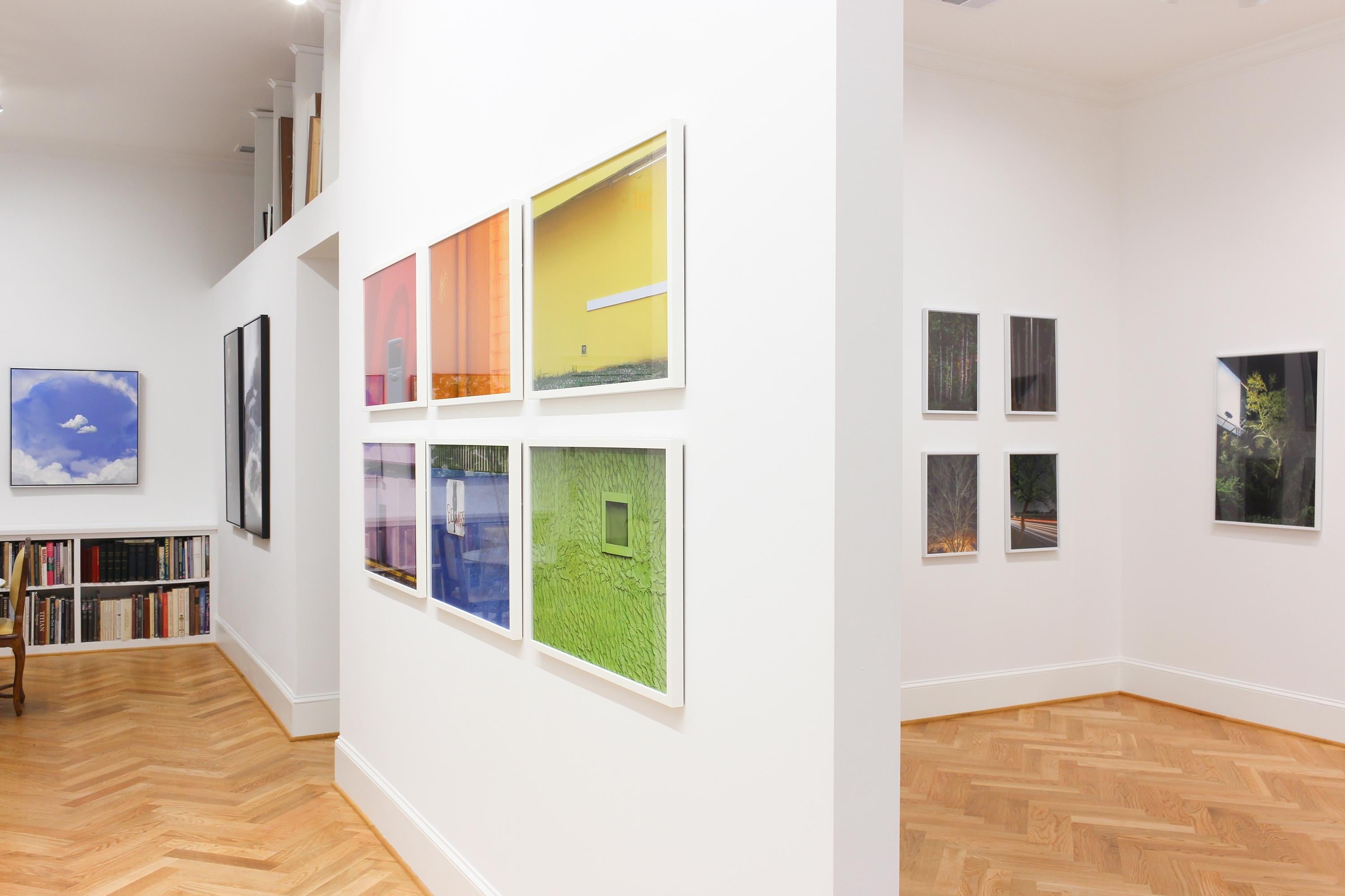 „Window with Sheet“ – Dokumentarfotografie der Südstaaten – Christenberry (Grau), Color Photograph, von Jerry Siegel