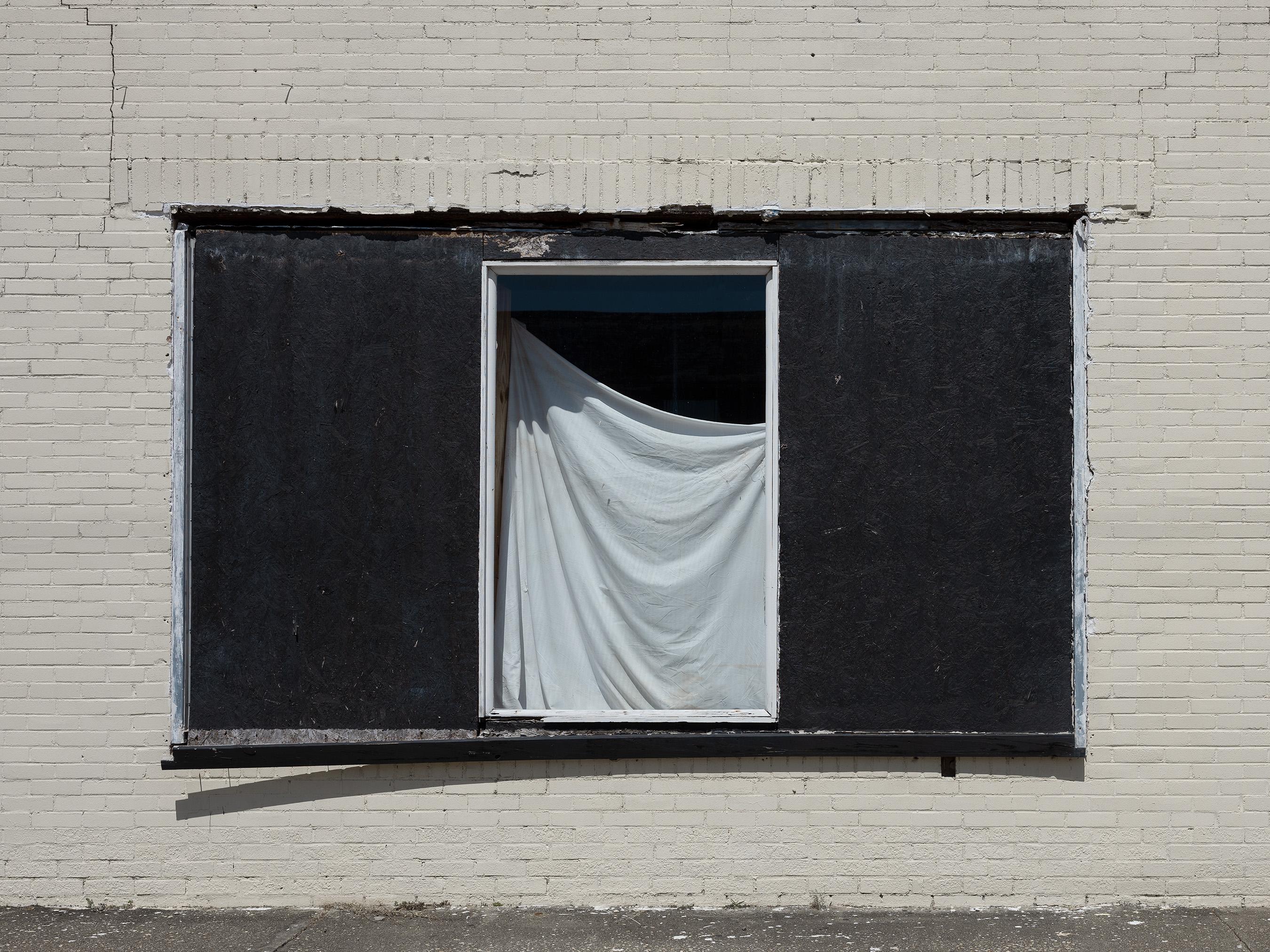 Jerry Siegel Color Photograph – „Window with Sheet“ – Dokumentarfotografie der Südstaaten – Christenberry