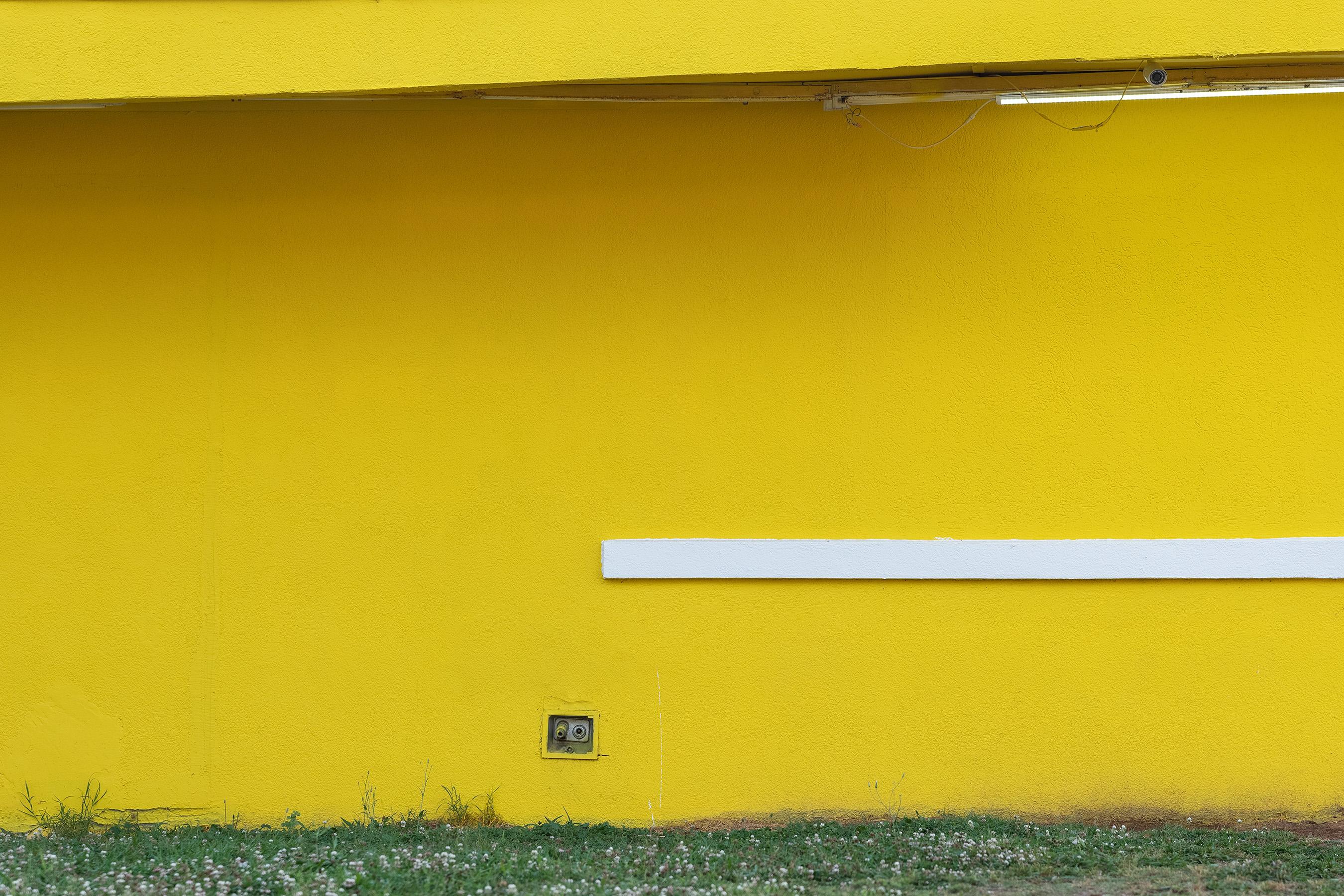 Jerry Siegel Color Photograph – „Yellow (Wand)“ – Dokumentarfotografie in Südamerika – Christenberry
