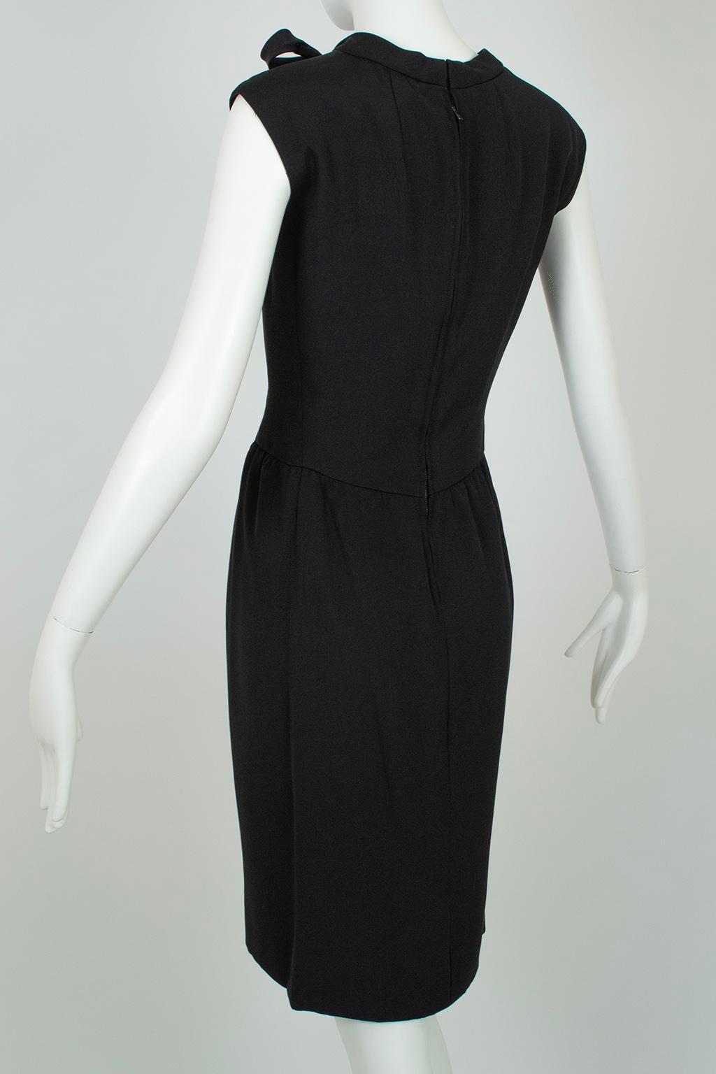 Jerry Silverman Black Silk Bow Neck Shift Dress w Geometric Seams – M, 1960s In Excellent Condition For Sale In Tucson, AZ