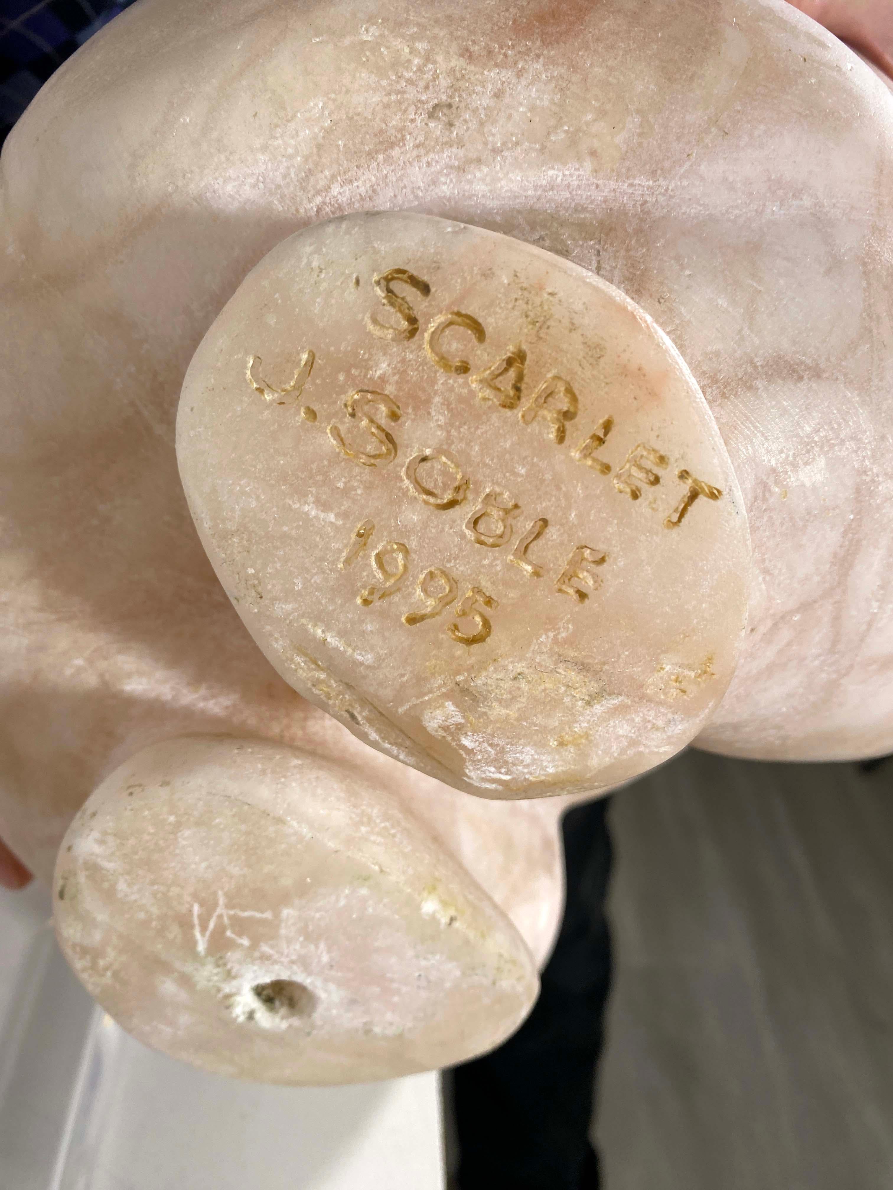 Jerry Soble Escultura contemporánea femenina desnuda de mármol rosa firmada Scarlett 1995 en venta 3
