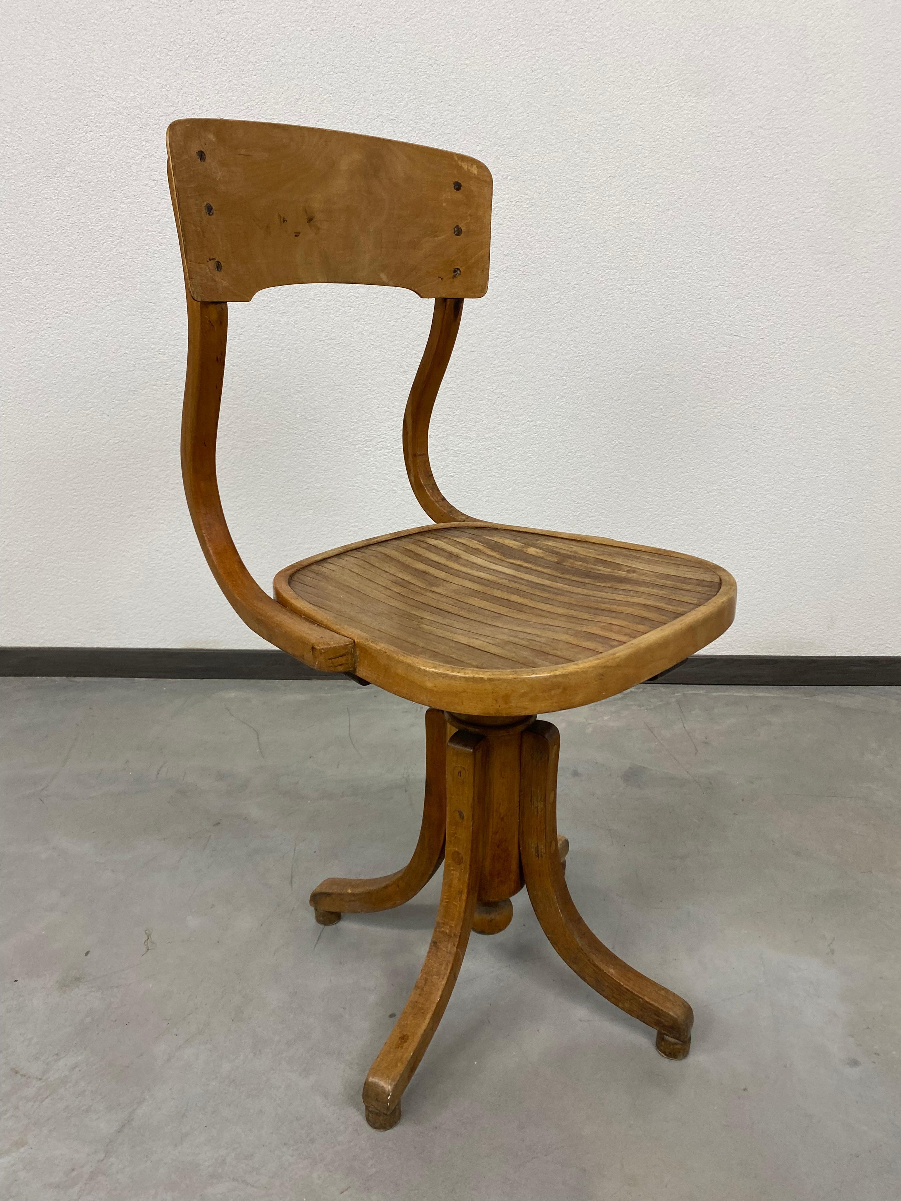 Jerry swivel desk chair in oriignal condition with signs of use.
