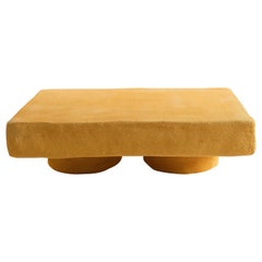 Mesa baja Jerry - Hormigón amarillo interior-exterior by Mary-Lynn & Carlo