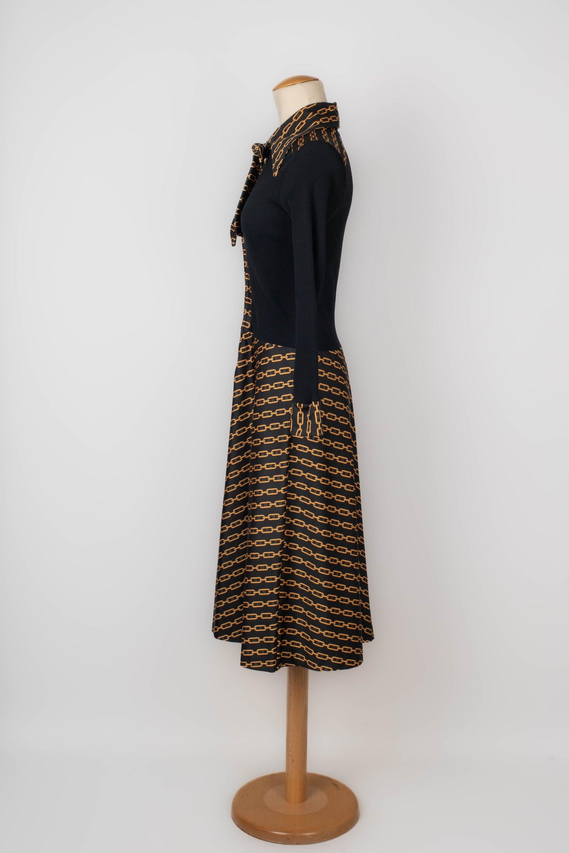 Jersey and mesh dress from the 1965s. Missing size and composition labels, it fits a 36FR.

Additional information:
Condition: Very good condition
Dimensions: Shoulder width: 37 cm - Chest: 36 cm - Sleeve length: 54 cm - Length: 115 cm

Seller
