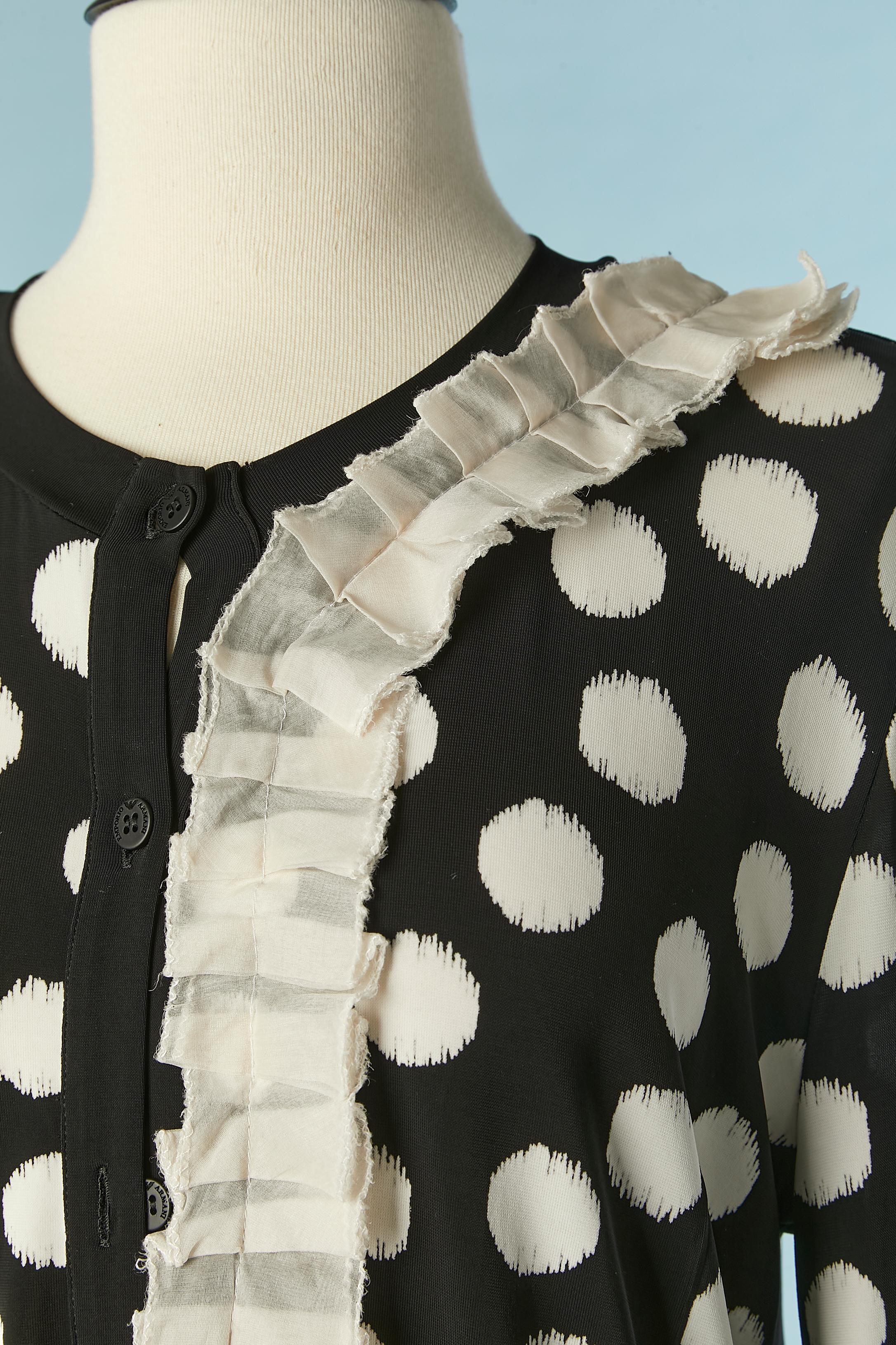 Cardigan en jersey à pois et jabot plissé en organdi. L'étiquette de composition du tissu a été coupée mais il s'agit probablement de jersey de rayonne . Fermeture à bouton de marque sur le milieu du devant. 
TAILLE M/L