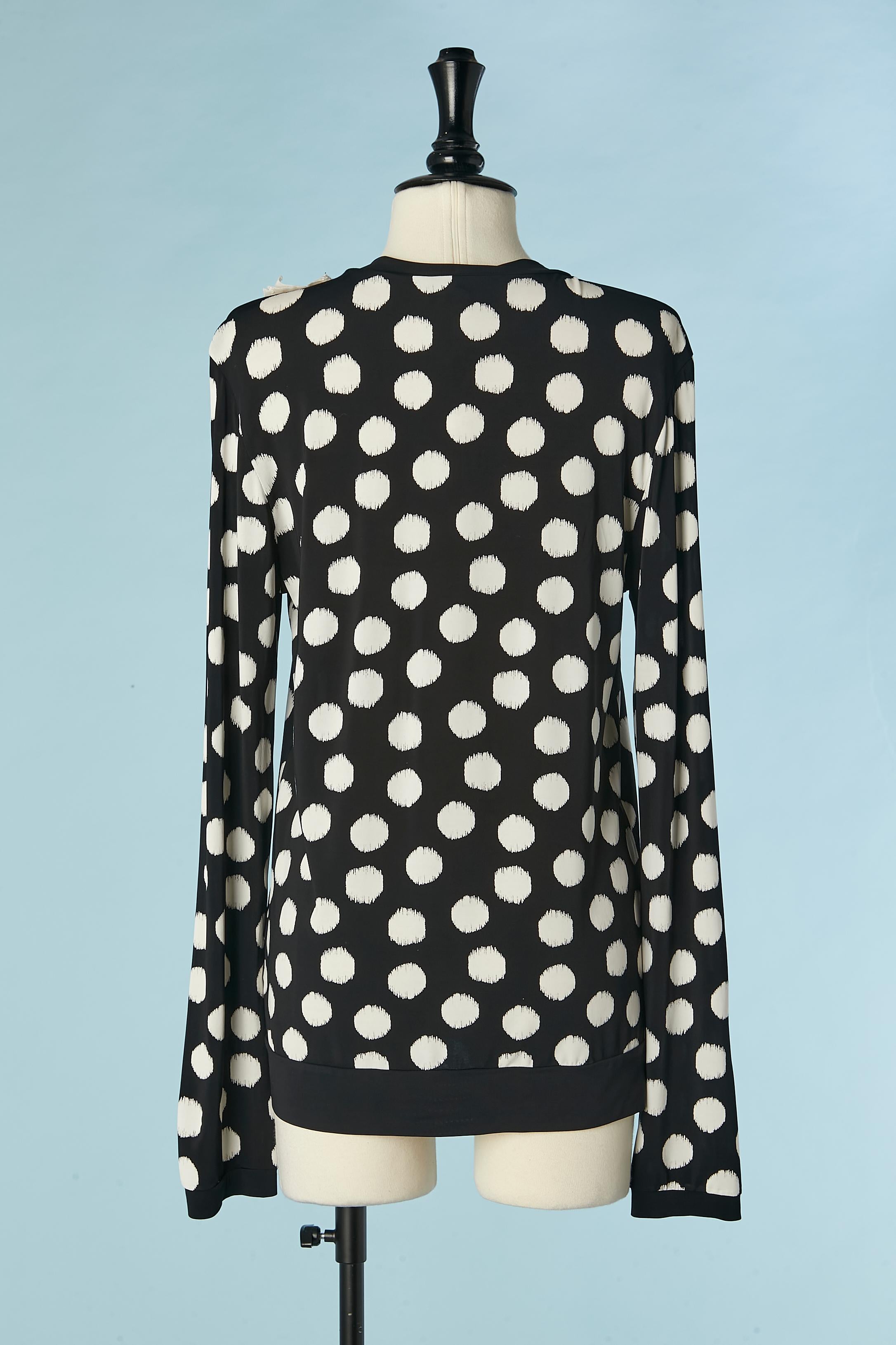 Cardigan en jersey à pois et jabot plissé en organdi Emporio ARMANI Excellent état - En vente à Saint-Ouen-Sur-Seine, FR