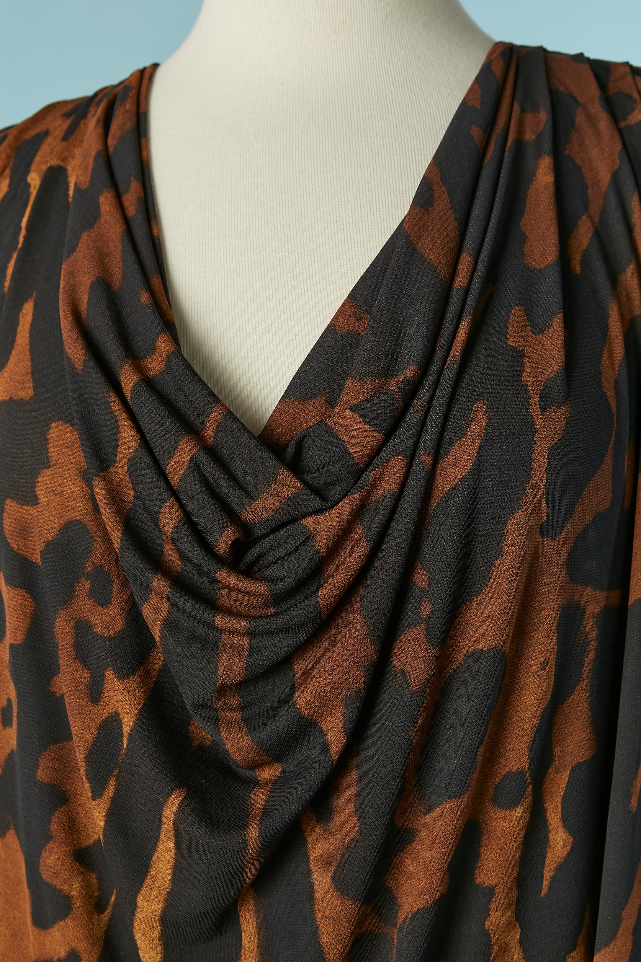 Jersey draped and twisted sleeveless rayon dress with animal print. Lining composition: 75% nylon, 25% lycra 
SIZE 38 (Fr) M 