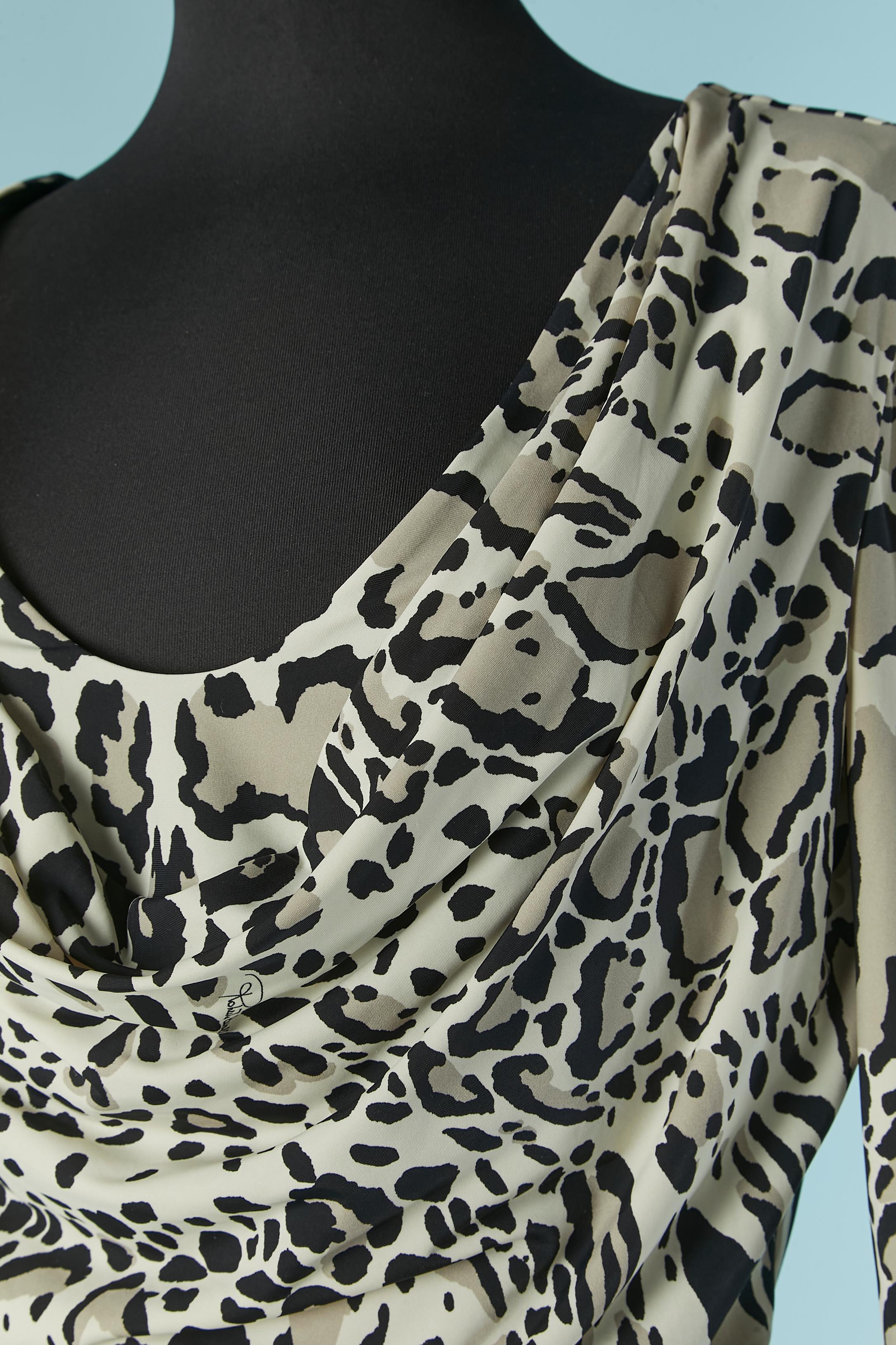 Abito da sera in jersey con stampa animalier. Composizione della maglia: 88% nylon, 12% elastan. Mezza cintura drappeggiata sul davanti della vita. Fodera nera solo all'interno del busto, terminata con un bordo elastico sul fondo. 
TAGLIA 46 (It) 42