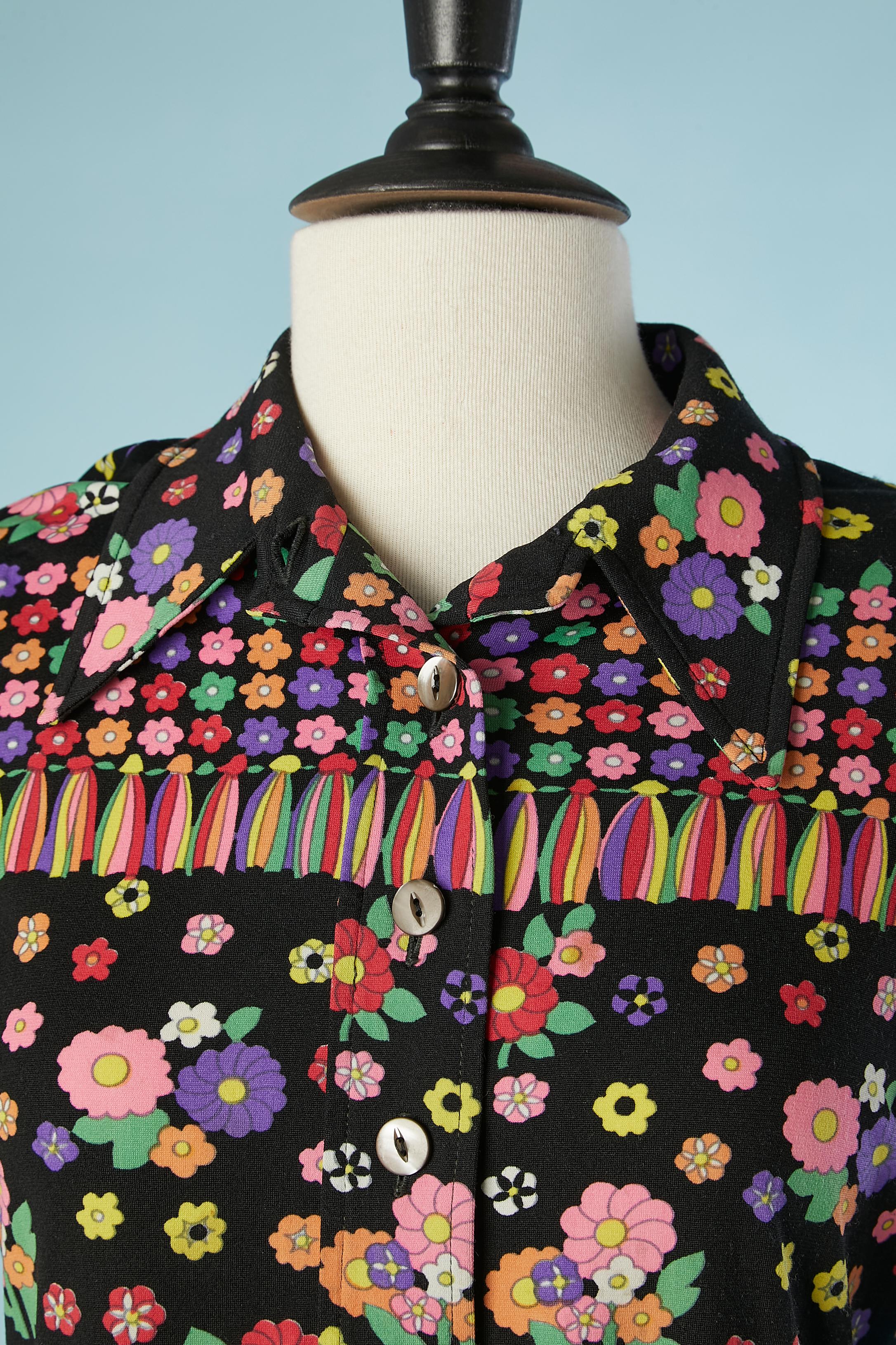 Jersey polo dress with flower printed. Mother-of-shell buttons. 
SIZE M