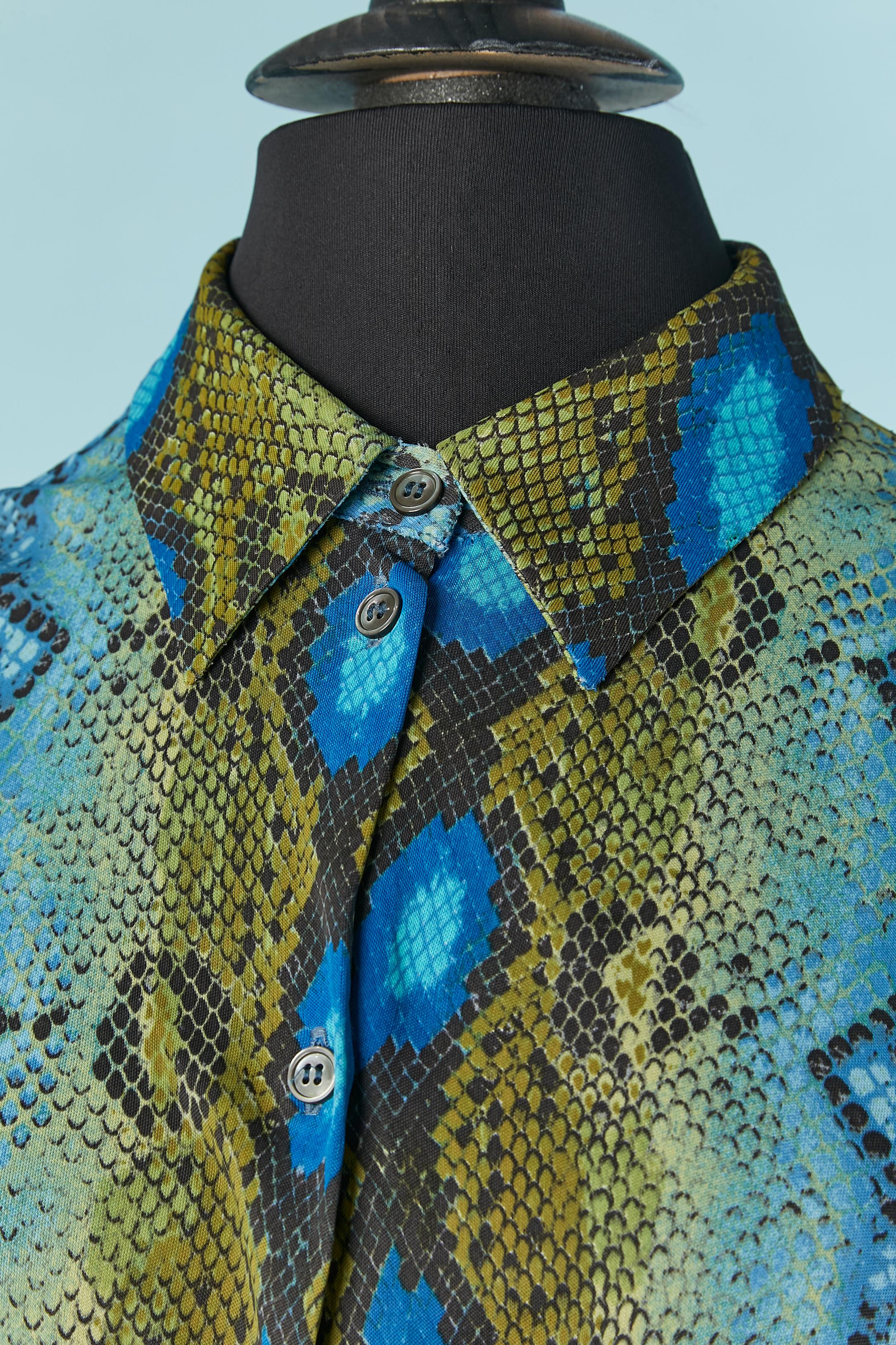 Shirt aus Rayon-Jersey mit Schlangenprint. Knopf- und Knopflochverschluss in der vorderen Mitte und an der Manschette. 
GRÖSSE 42 (It) 38 (Fr) 