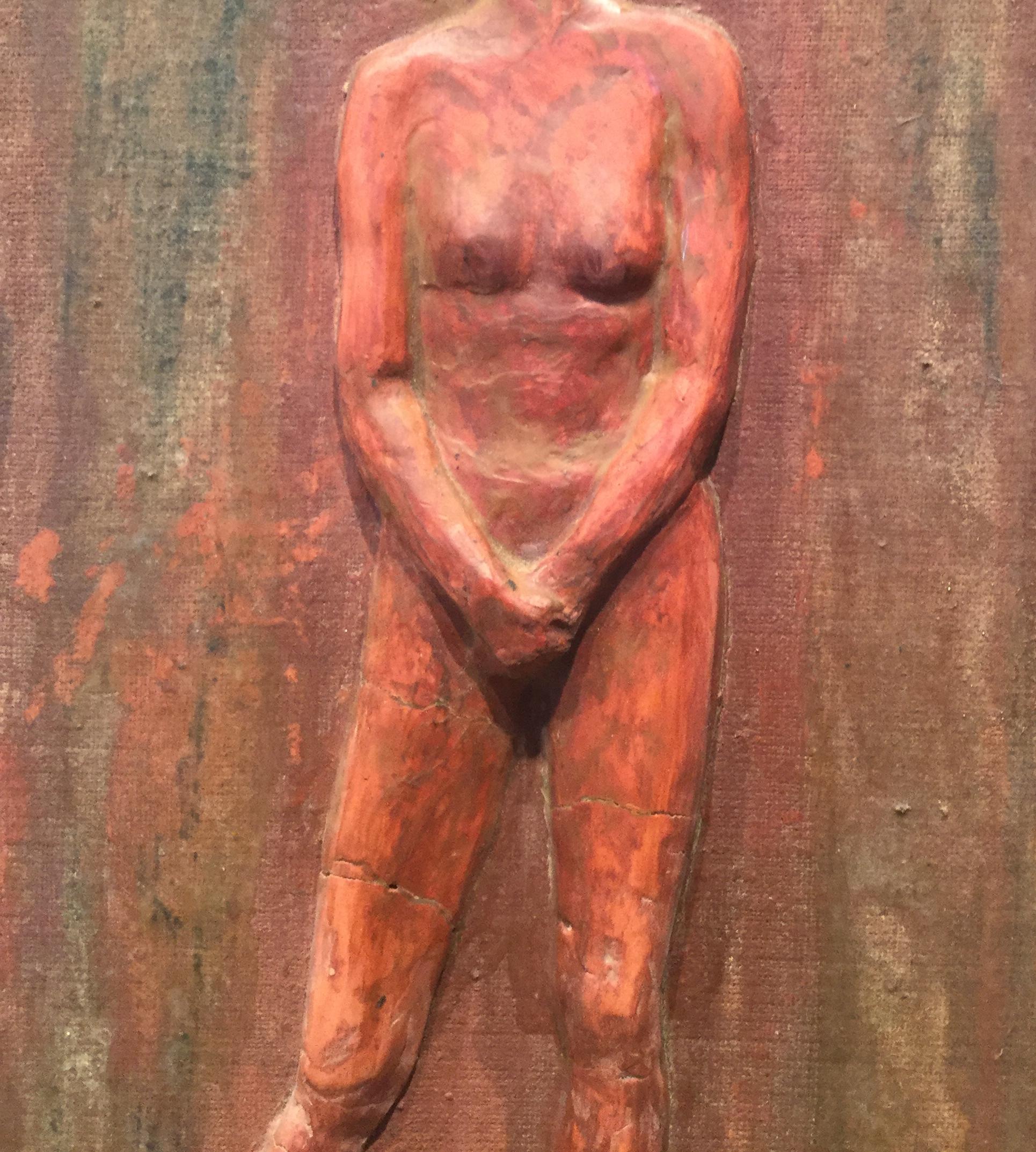 Nudefarbene stehende Frau -  Relief-Skulptur (Braun), Figurative Sculpture, von Jerzy Mazur