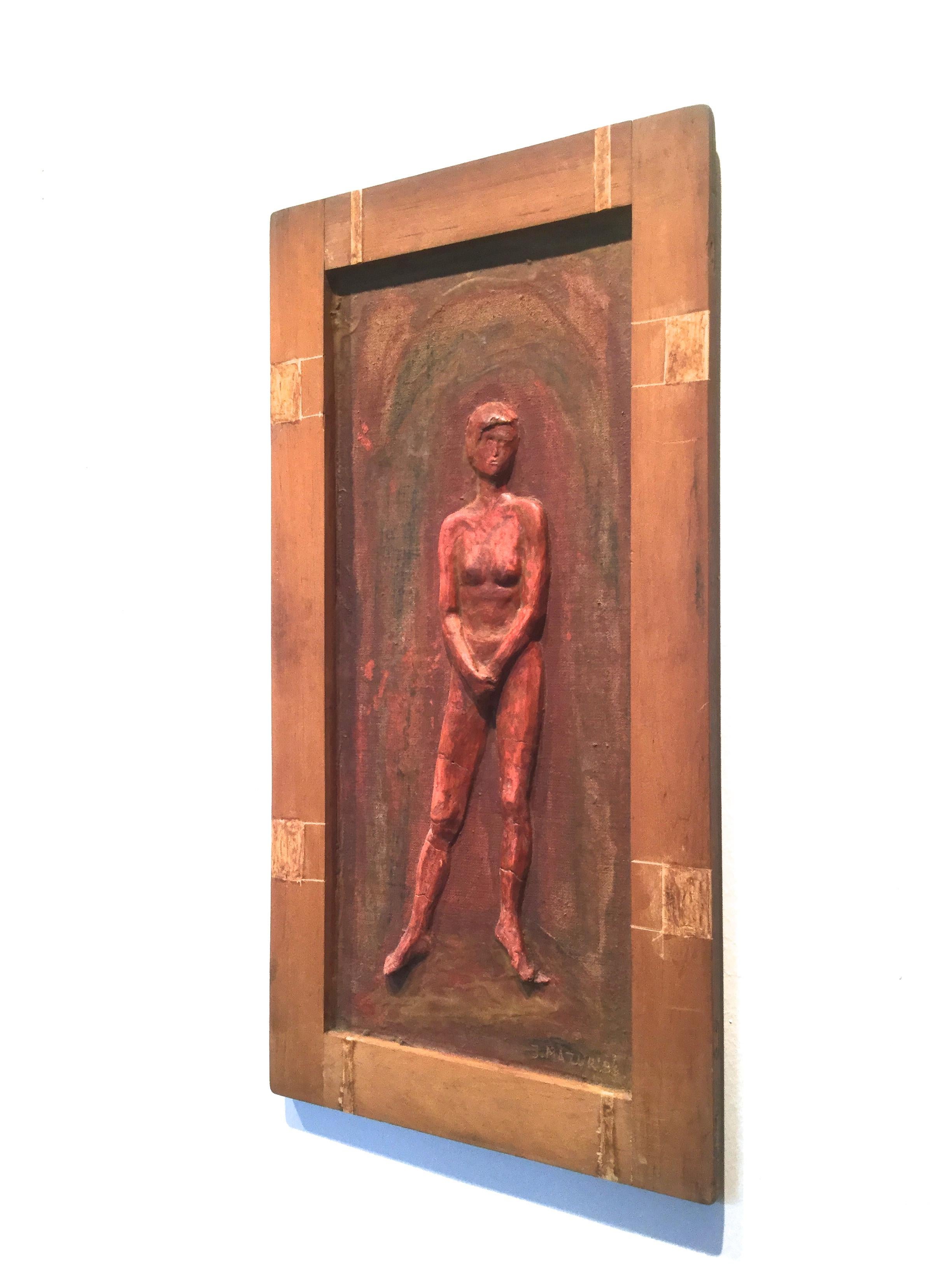 Jerzy Mazur Figurative Sculpture – Nudefarbene stehende Frau -  Relief-Skulptur