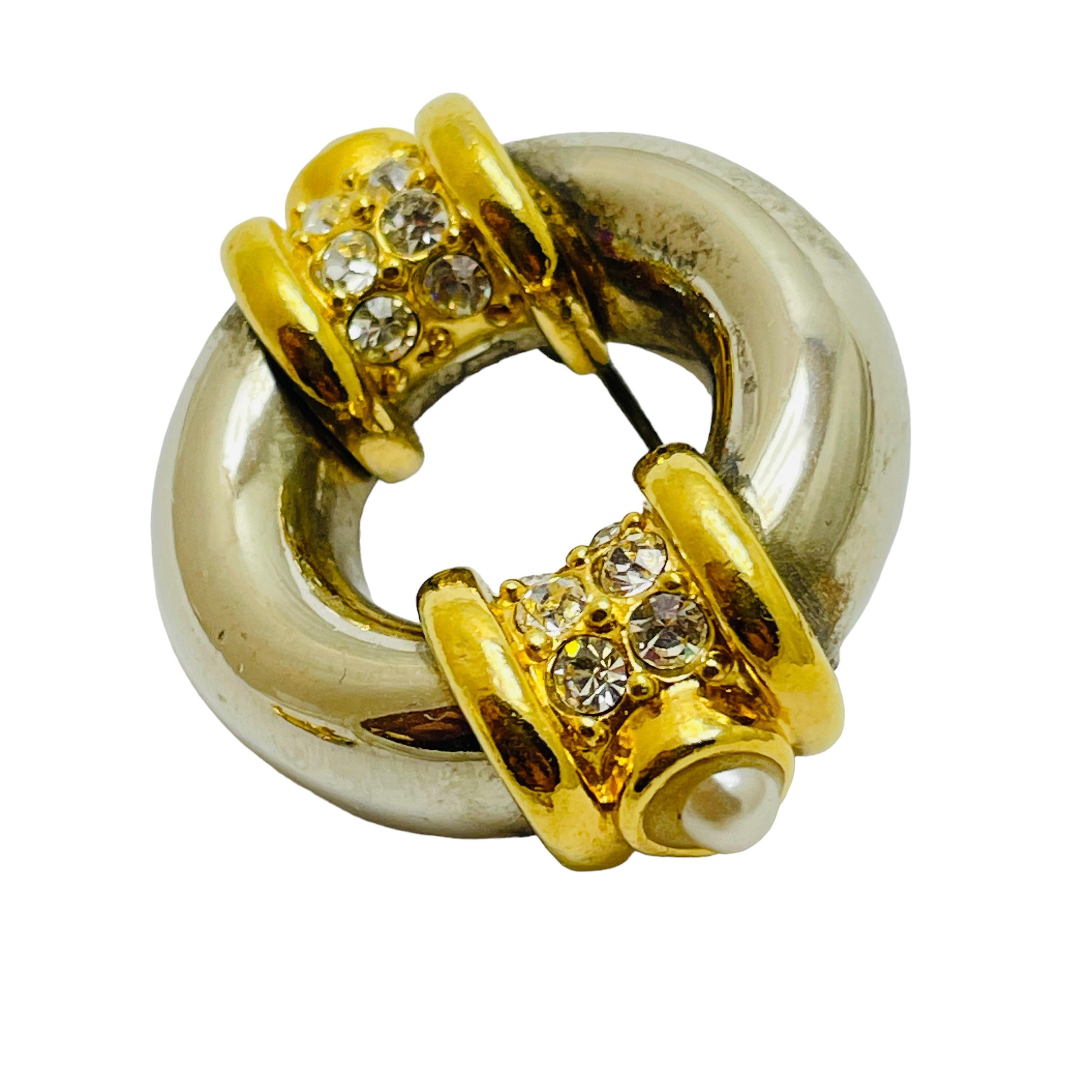 DETAILS

• signed JESARA  

• gold and silver tone with faux pearls

• vintage designer brooch 

MEASUREMENTS  

•

CONDITION

•  very good vintage condition with minimal signs of wear 

 Sku 40

❤️❤️  VINTAGE DESIGNER JEWELRY ❤️❤️

❤️❤️ 