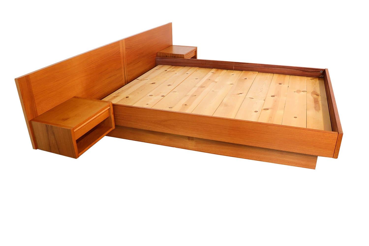 Jesper Danish Modern Teak Queen Platform Bed with Floating Nightstands In Good Condition In Baltimore, MD