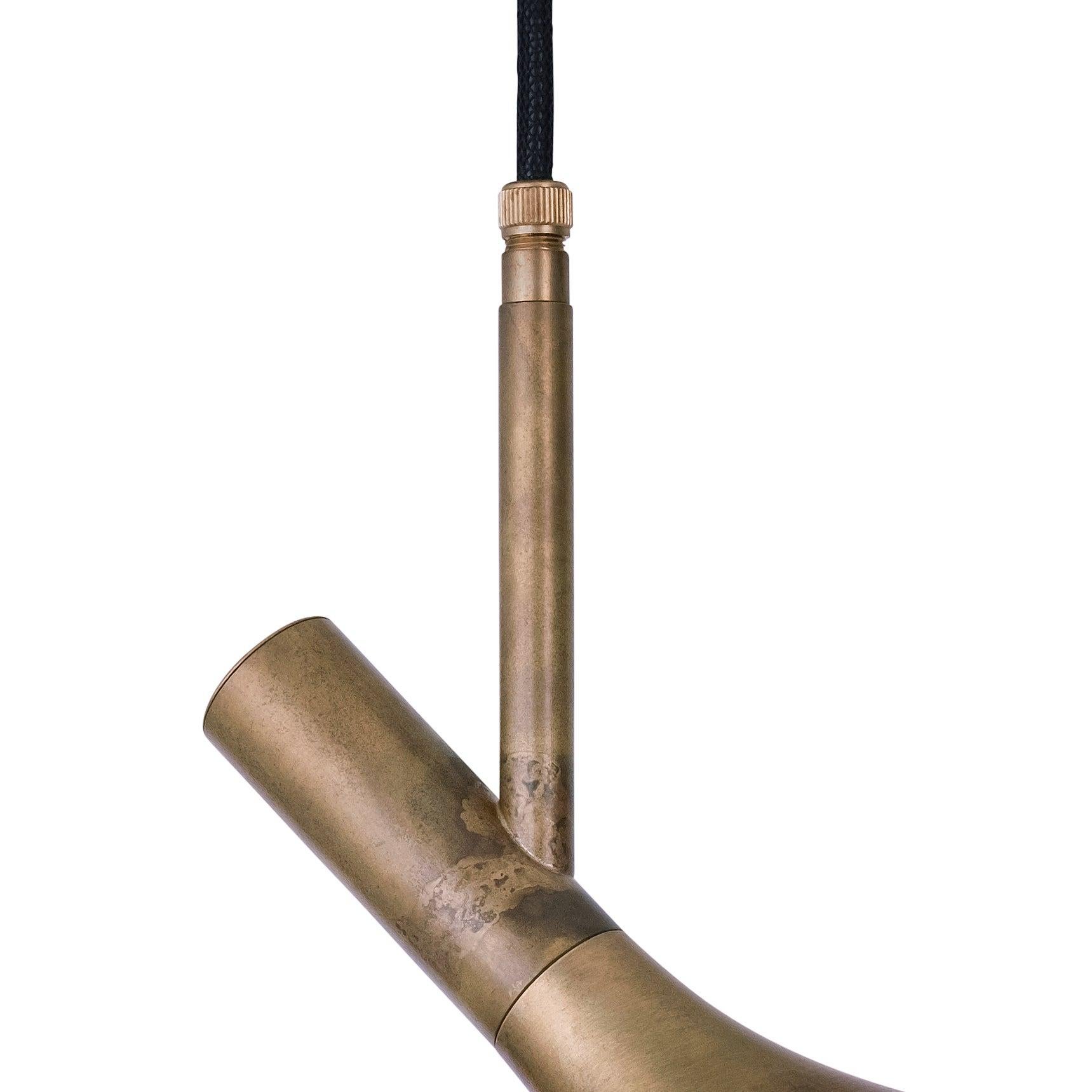 Scandinavo moderno Jesper Ståhl Megafon Angle Flushmount Lampada da soffitto in ottone grezzo di Konsthantverk in vendita