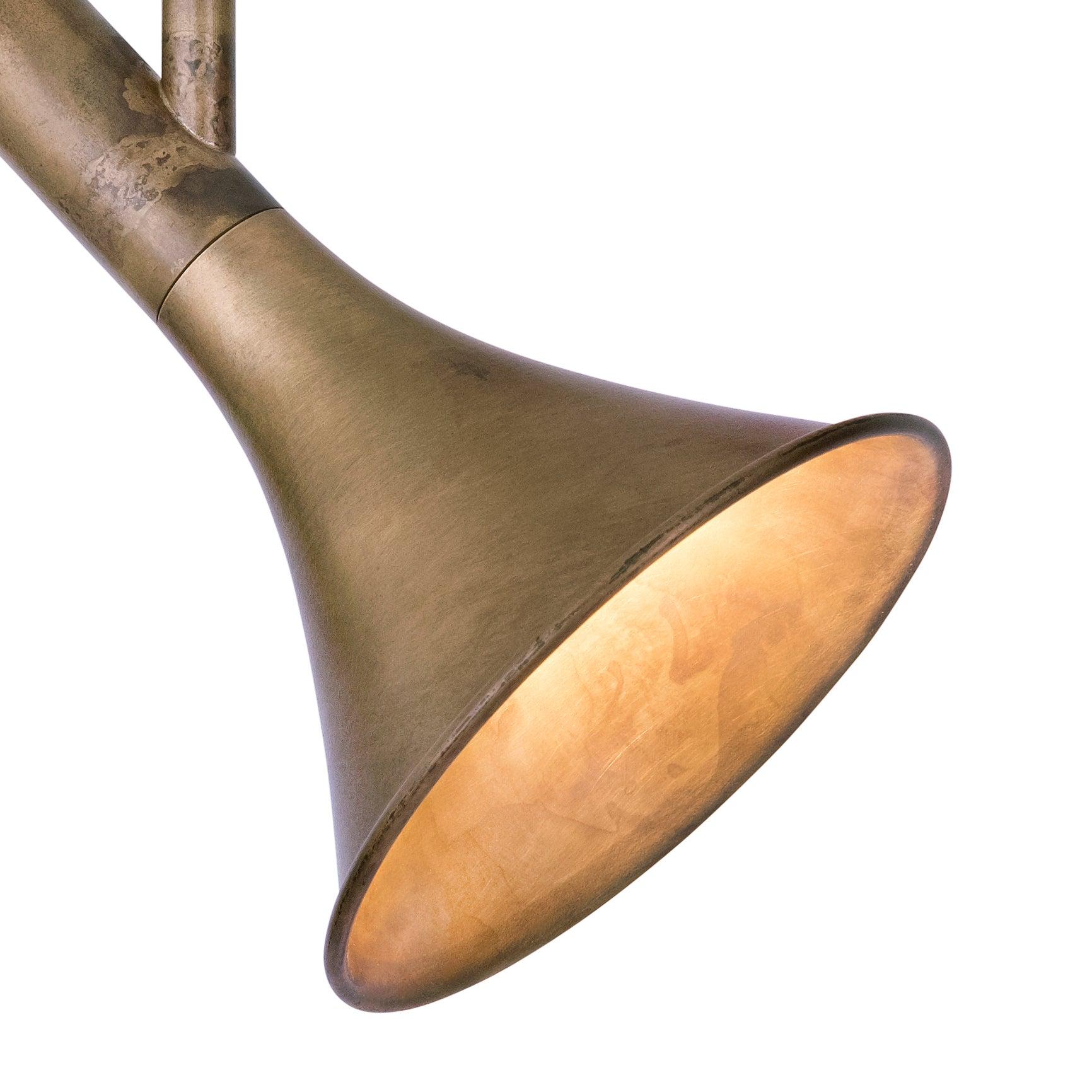 Svedese Jesper Ståhl Megafon Angle Flushmount Lampada da soffitto in ottone grezzo di Konsthantverk in vendita