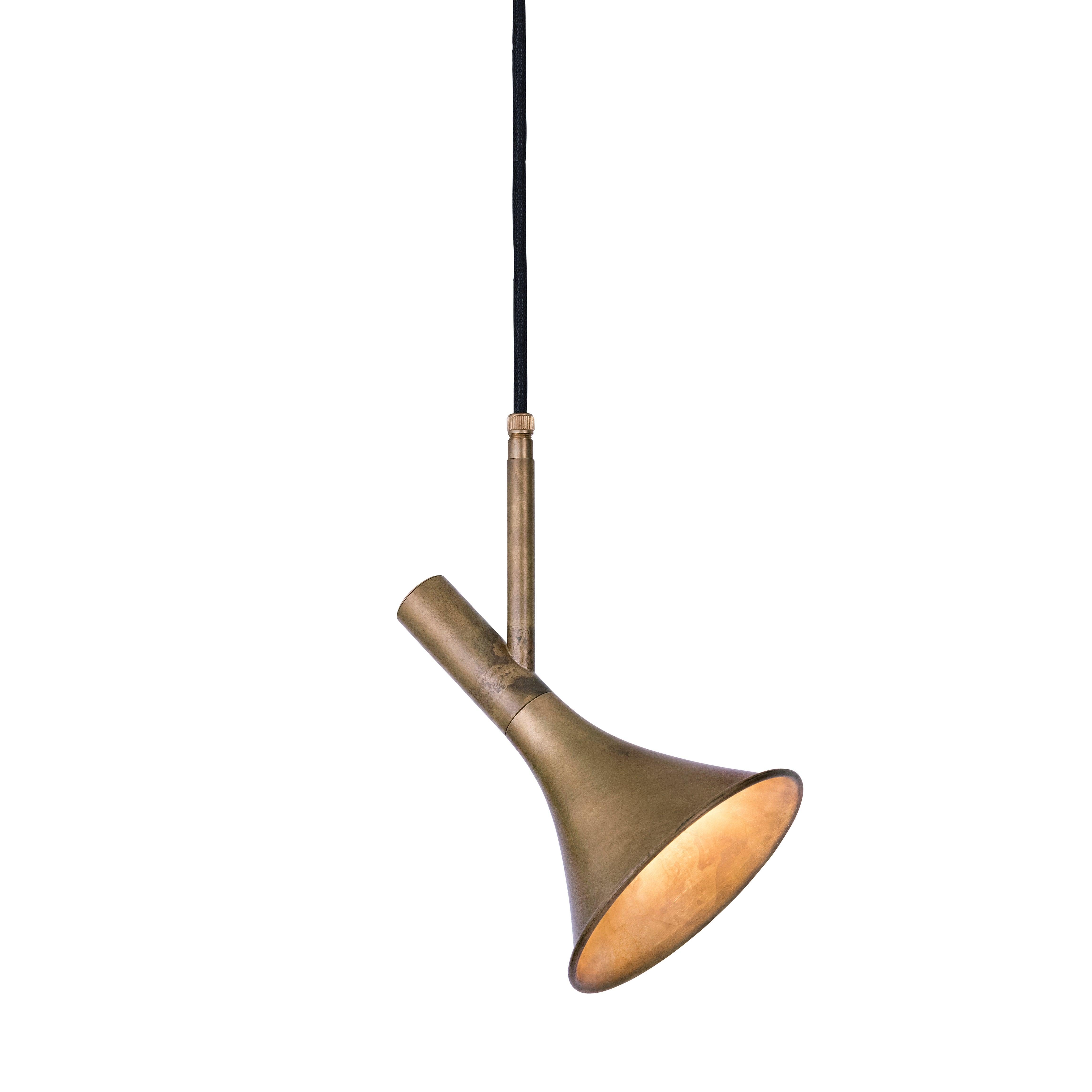 Jesper Ståhl Megafon Angle Flushmount Lampada da soffitto in ottone grezzo di Konsthantverk In condizioni Nuovo in vendita a Barcelona, Barcelona