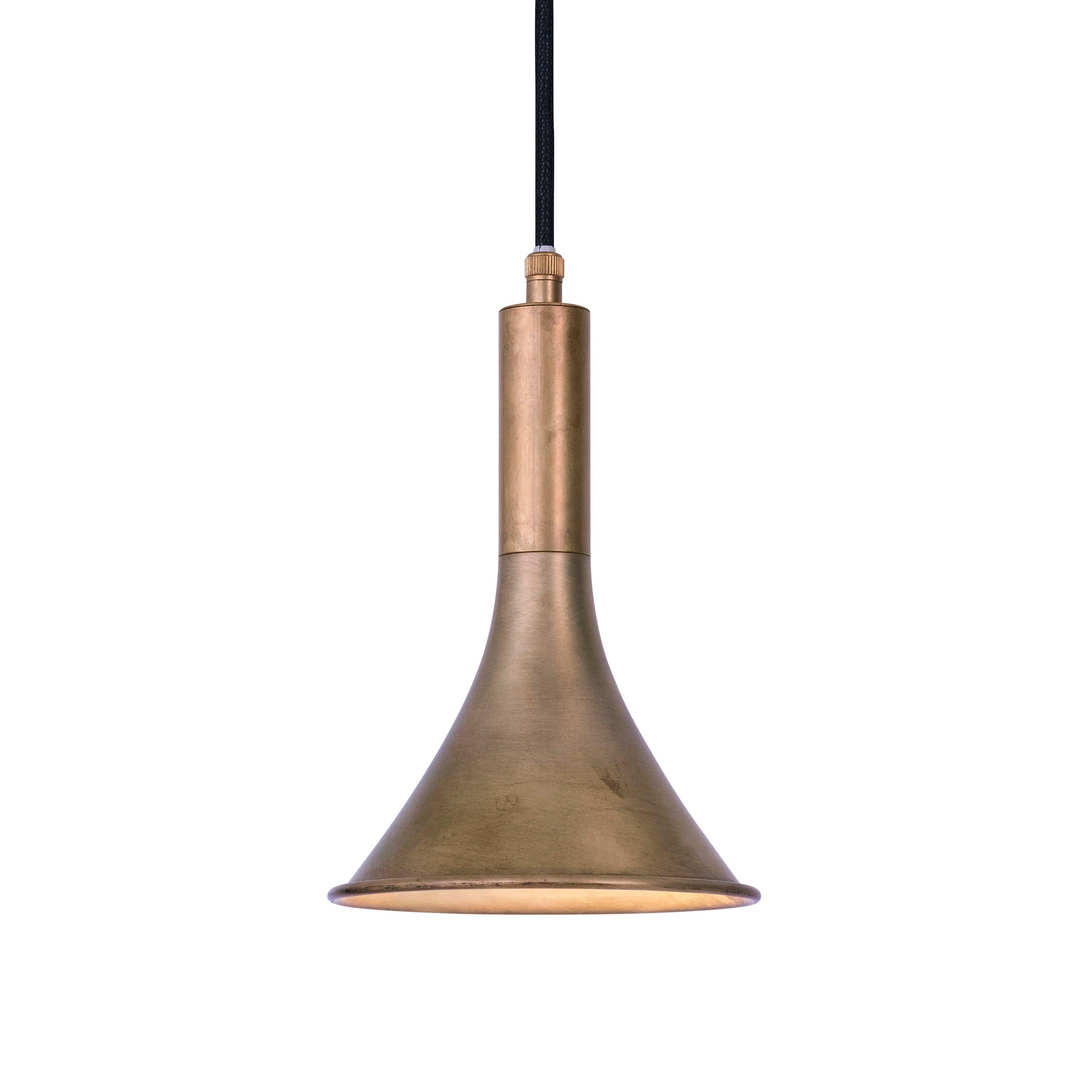 Lampada da soffitto modello Megafon disegnata da Jesper Ståhl e prodotta da Konsthantverk.

La produzione di lampade, applique e piantane è realizzata con tecniche artigianali e con gli stessi materiali e tecniche dei primi modelli.

Materiali e