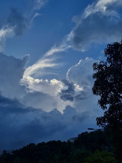 Photographie contemporaine de Jess Hon en Malaisie - Nuages colorés au coucher du soleil 