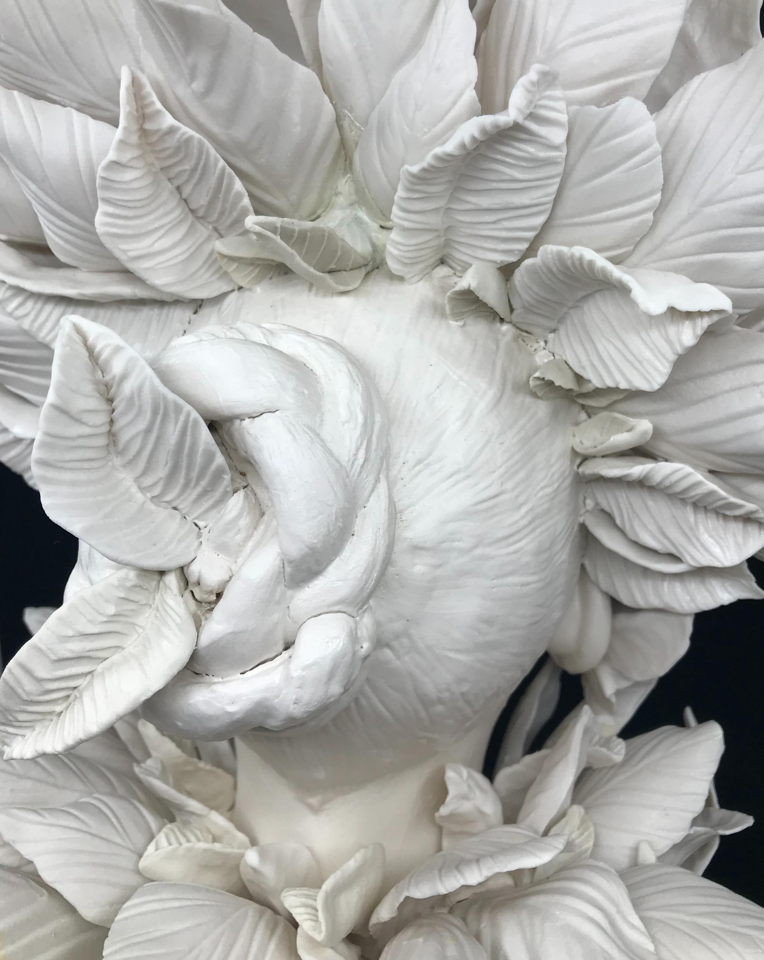 Bikkurim Ruff 01 de Jess Riva Cooper es una llamativa escultura figurativa de cerámica que mezcla a la perfección porcelana, arcilla de papel y barbotina. La pieza llama la atención por su delicada pero poderosa presencia, caracterizada por