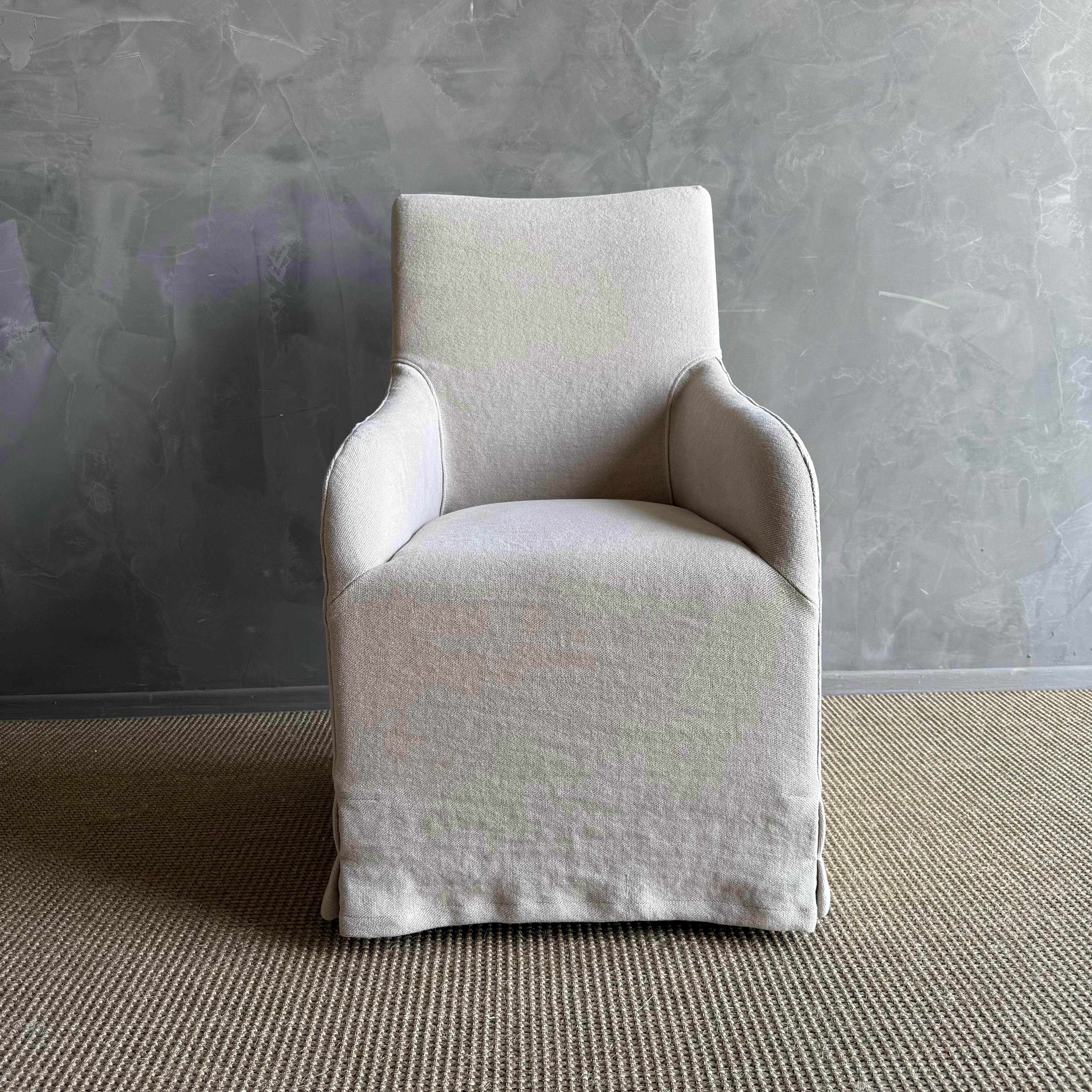 Organico moderno Jess Slip Covered Natural Hempe Dining Chairs Gambe in Oak o rotelle in ottone antico in vendita