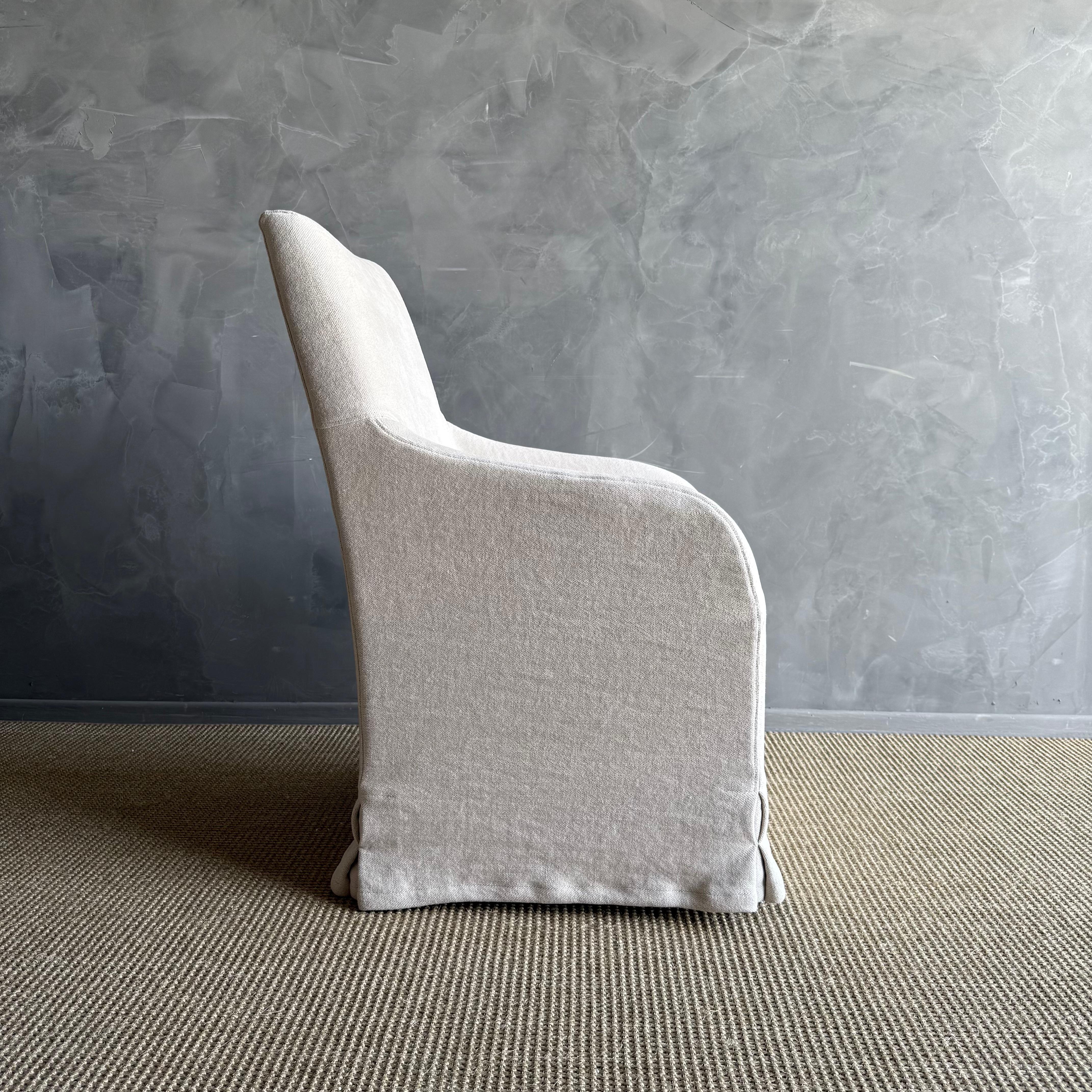 Ottone Jess Slip Covered Natural Hempe Dining Chairs Gambe in Oak o rotelle in ottone antico in vendita