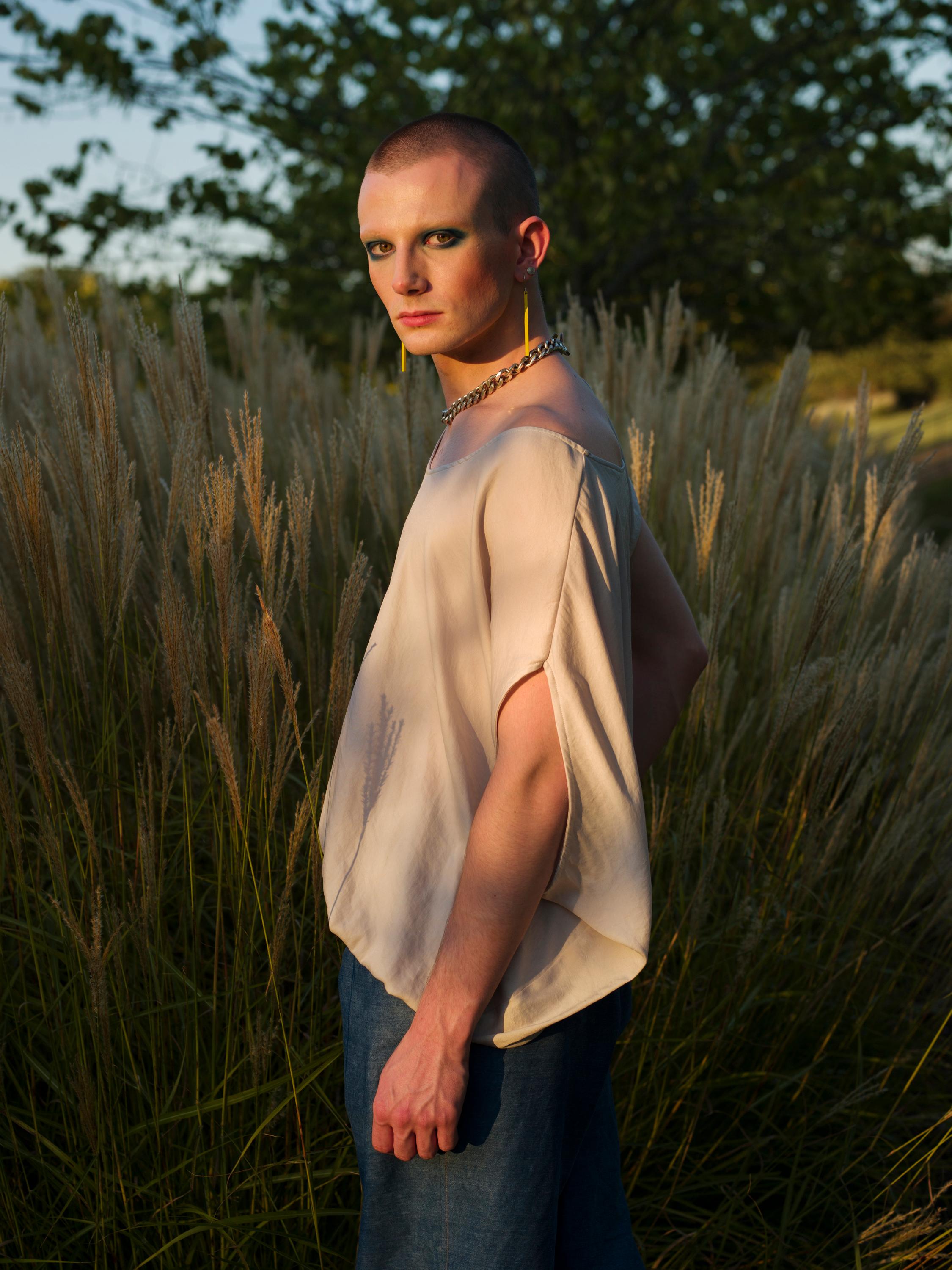 Jess T. Dugan Portrait Photograph – Oskar bei Sonnenuntergang