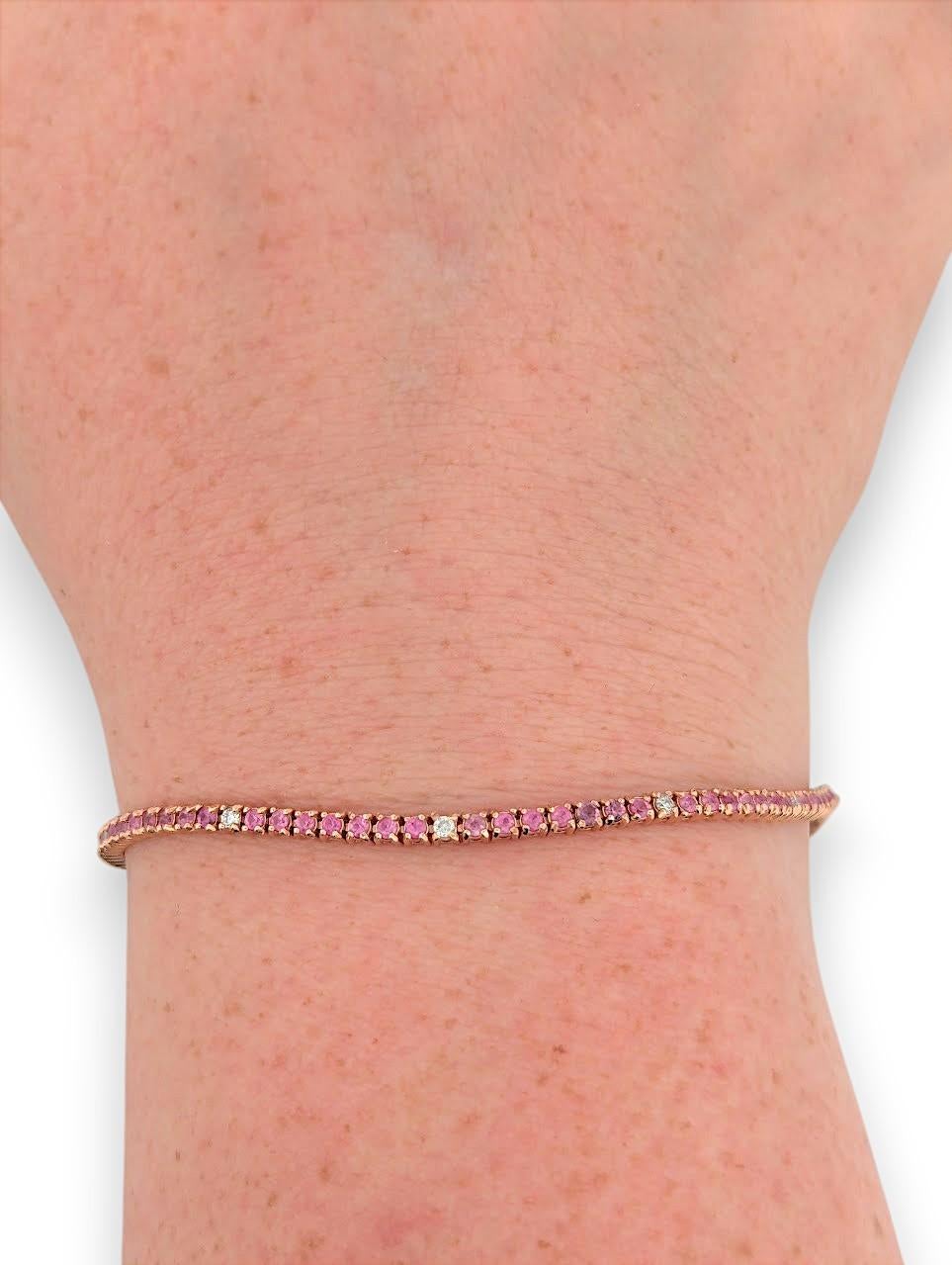 La pulsera Jessamine es una radiante expresión de elegancia femenina y lujo refinado. Elaborada en romántico oro rosa de 14 quilates, esta pulsera de tenis de 7 pulgadas presenta una impresionante línea de zafiros rosas redondos naturales de 4,00