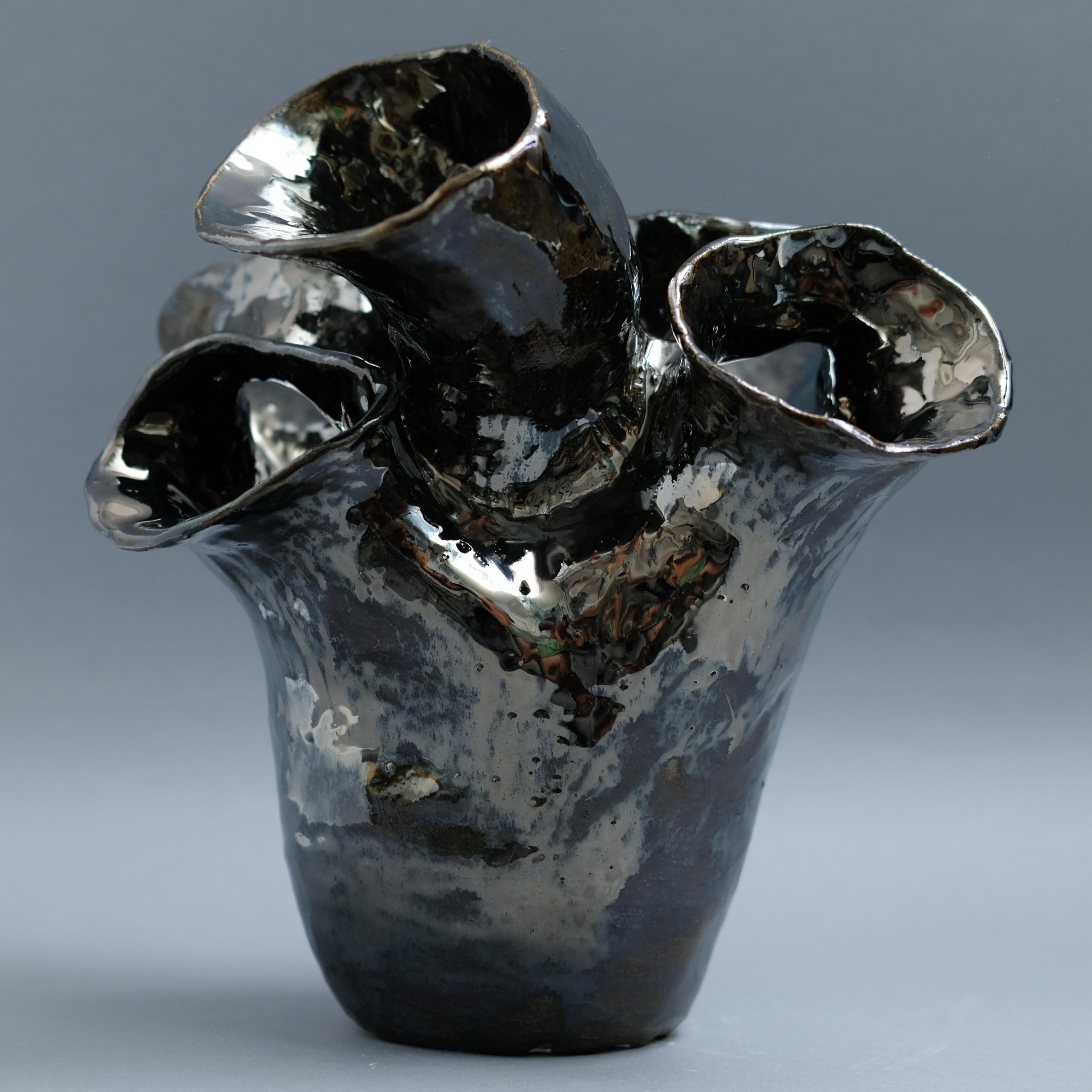 "Ambient Chrome" Scultura in ceramica smaltata a forma di cuore in cromo metallico