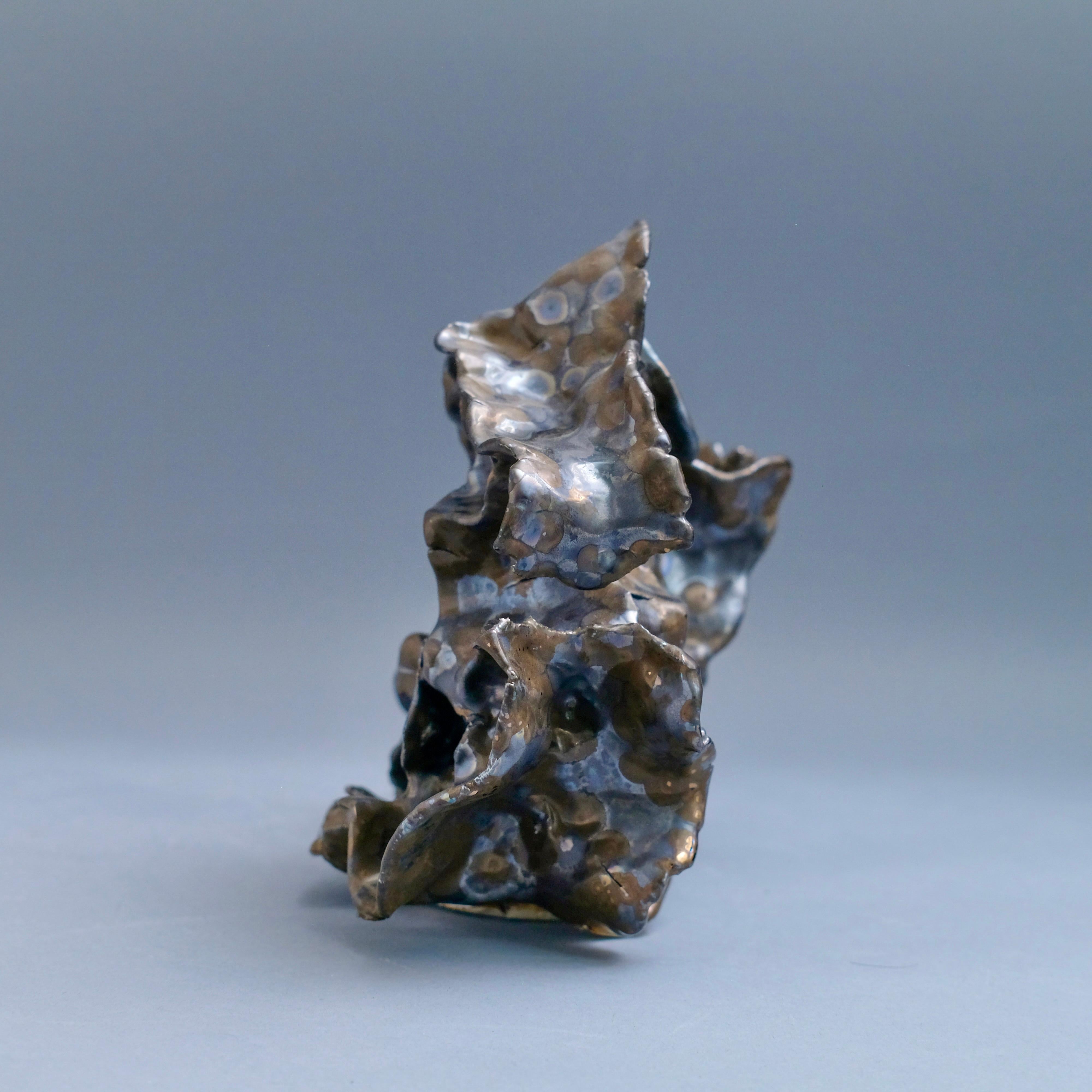 Aura - Escultura de cerámica esmaltada metálica cromada - Sculpture de Jessamyn Go