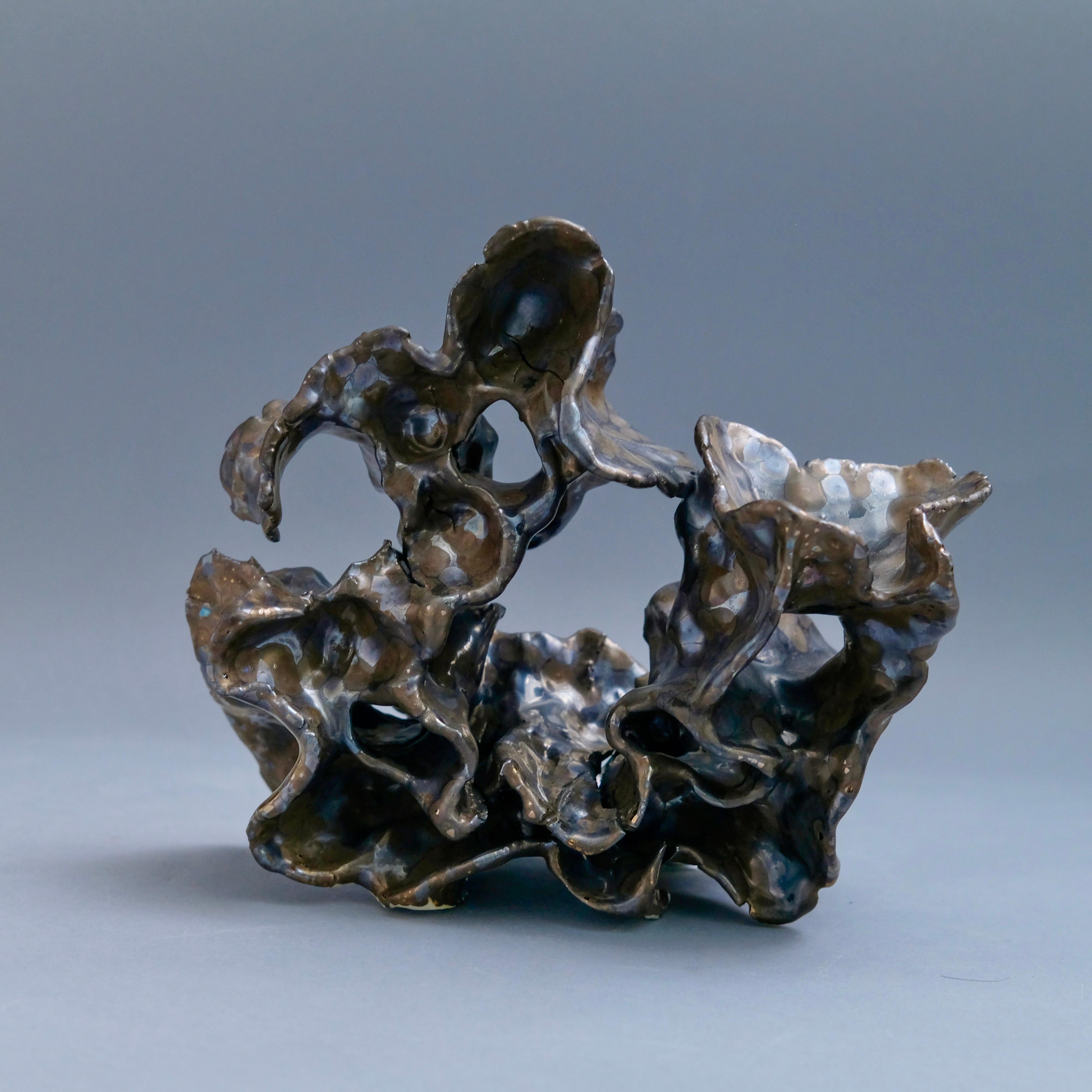 Aura - Escultura de cerámica esmaltada metálica cromada - Sculpture Abstracto de Jessamyn Go