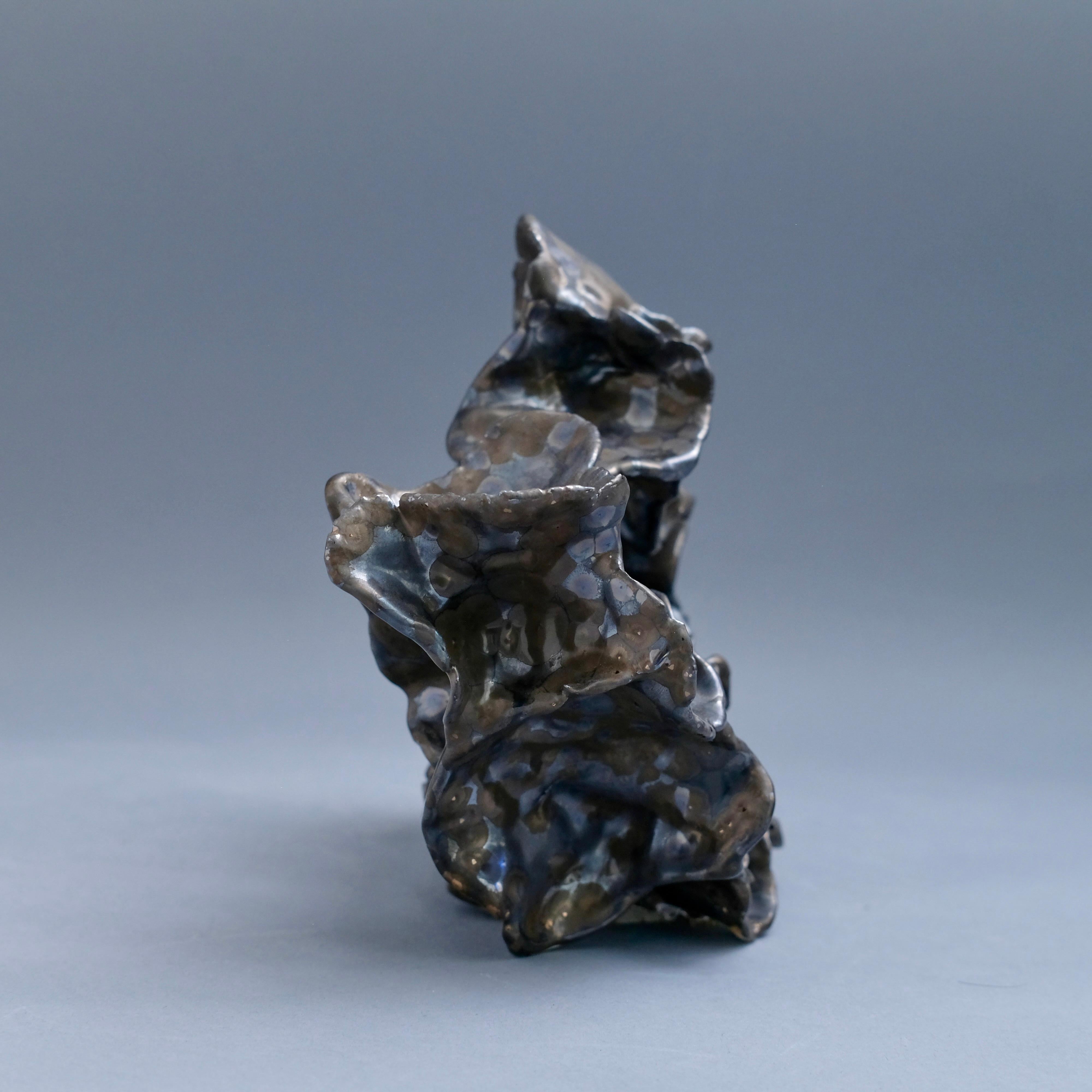 Aura - Escultura de cerámica esmaltada metálica cromada - Abstract Sculpture Gris de Jessamyn Go