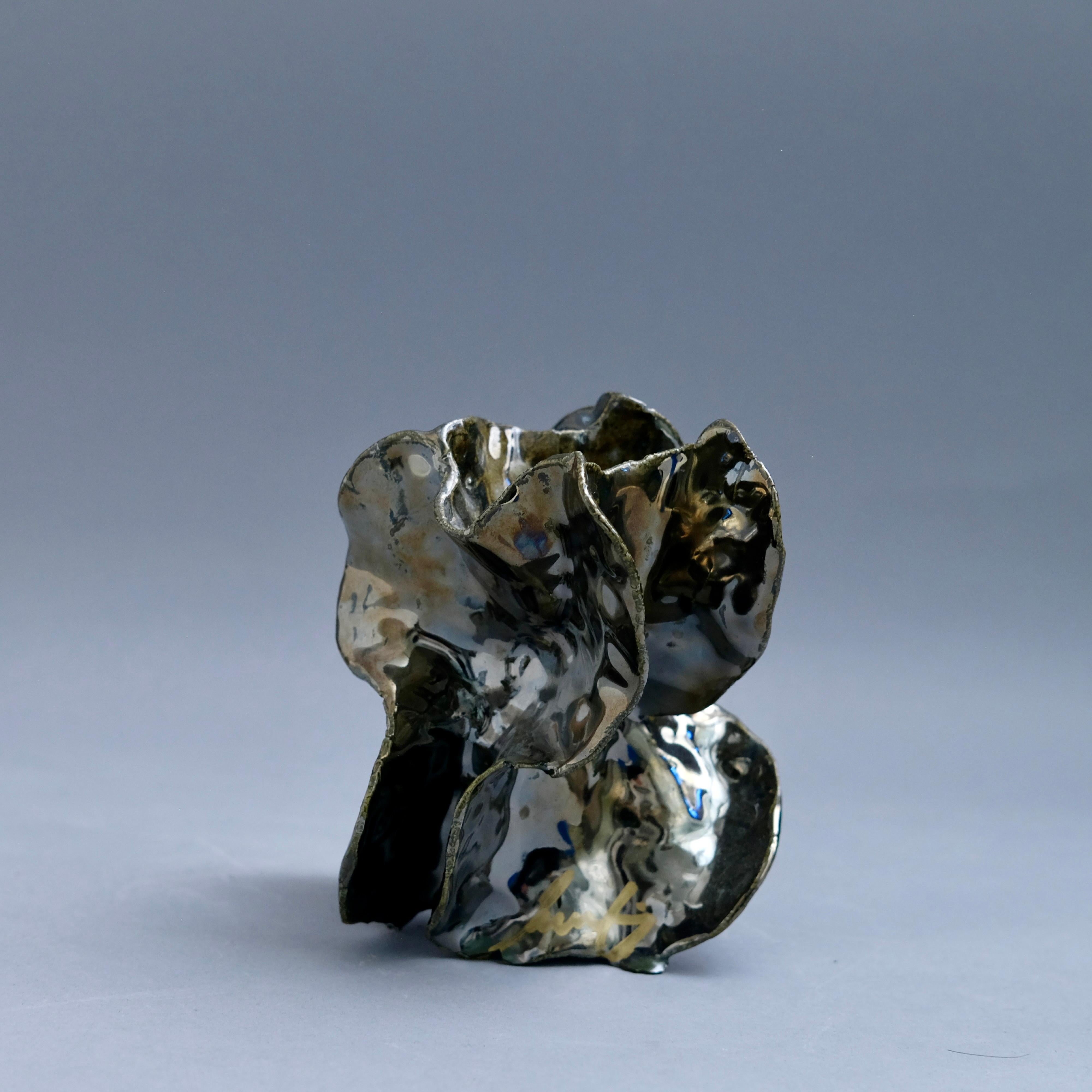 Beacon - Sculpture en céramique émaillée chromée et métallique - Gris Still-Life Sculpture par Jessamyn Go