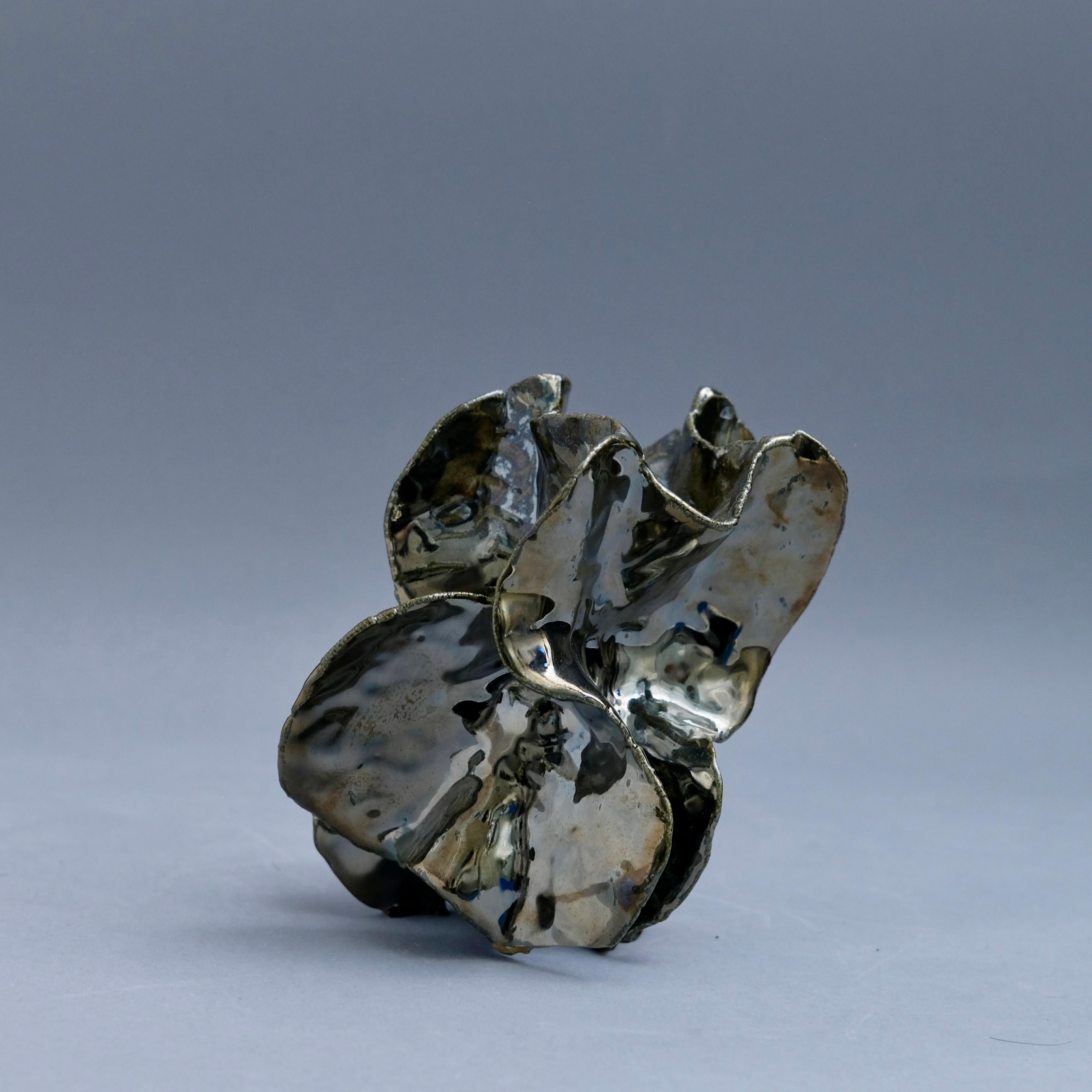 Beacon - Sculpture en céramique émaillée chromée et métallique en vente 1