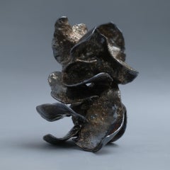 "Flow" Scultura astratta in ceramica smaltata cromata e metallizzata