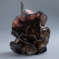 "Resonance" - Scultura astratta in gres con smalto Raku metallico