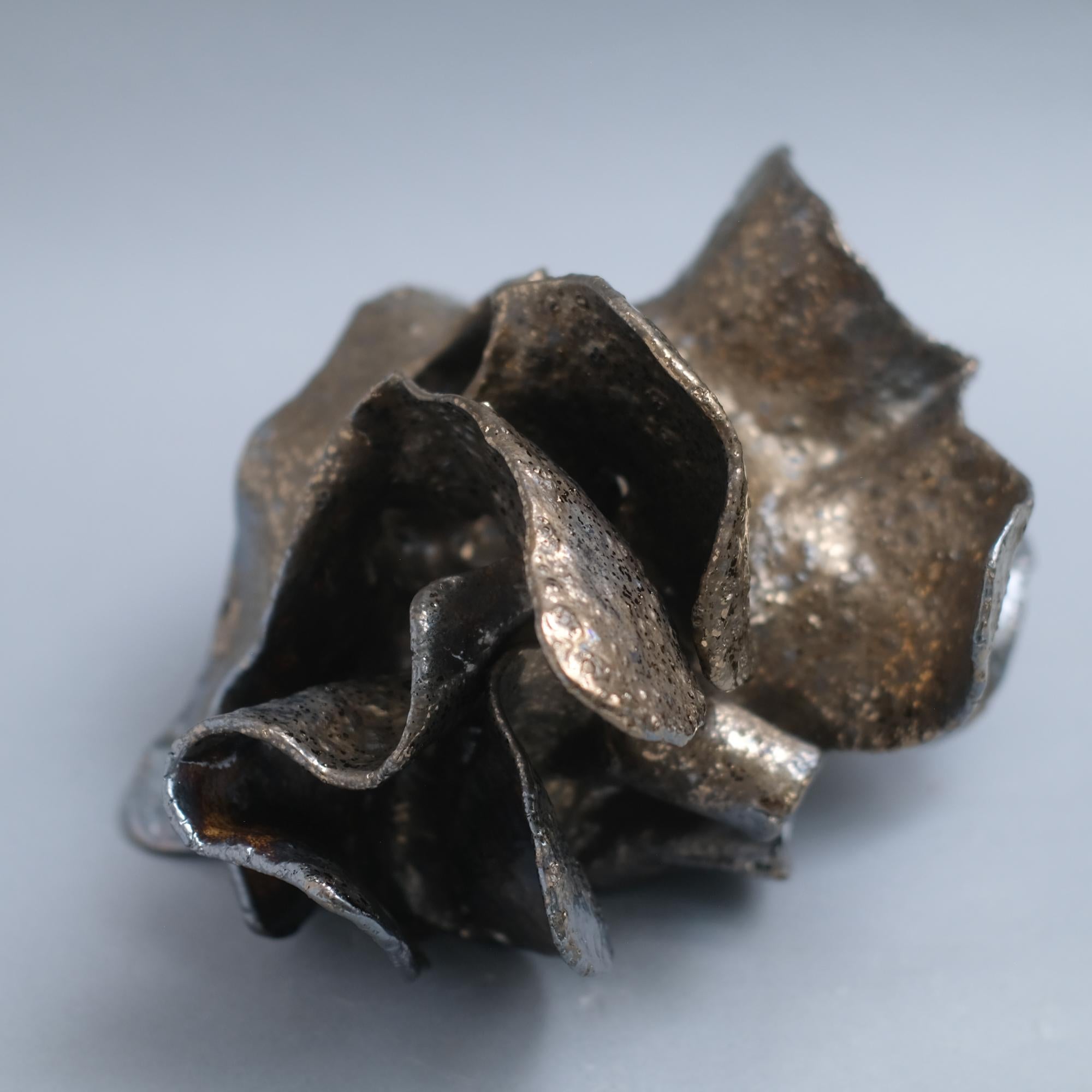 Sculpture en céramique de grès moucheté avec glaçure métallique, réalisée à la main par Jessamyn Go.

Le travail de Jessamyn Go est profondément ancré dans l'expérience viscérale et méditative du travail de l'argile. Attirée par la sensation tactile