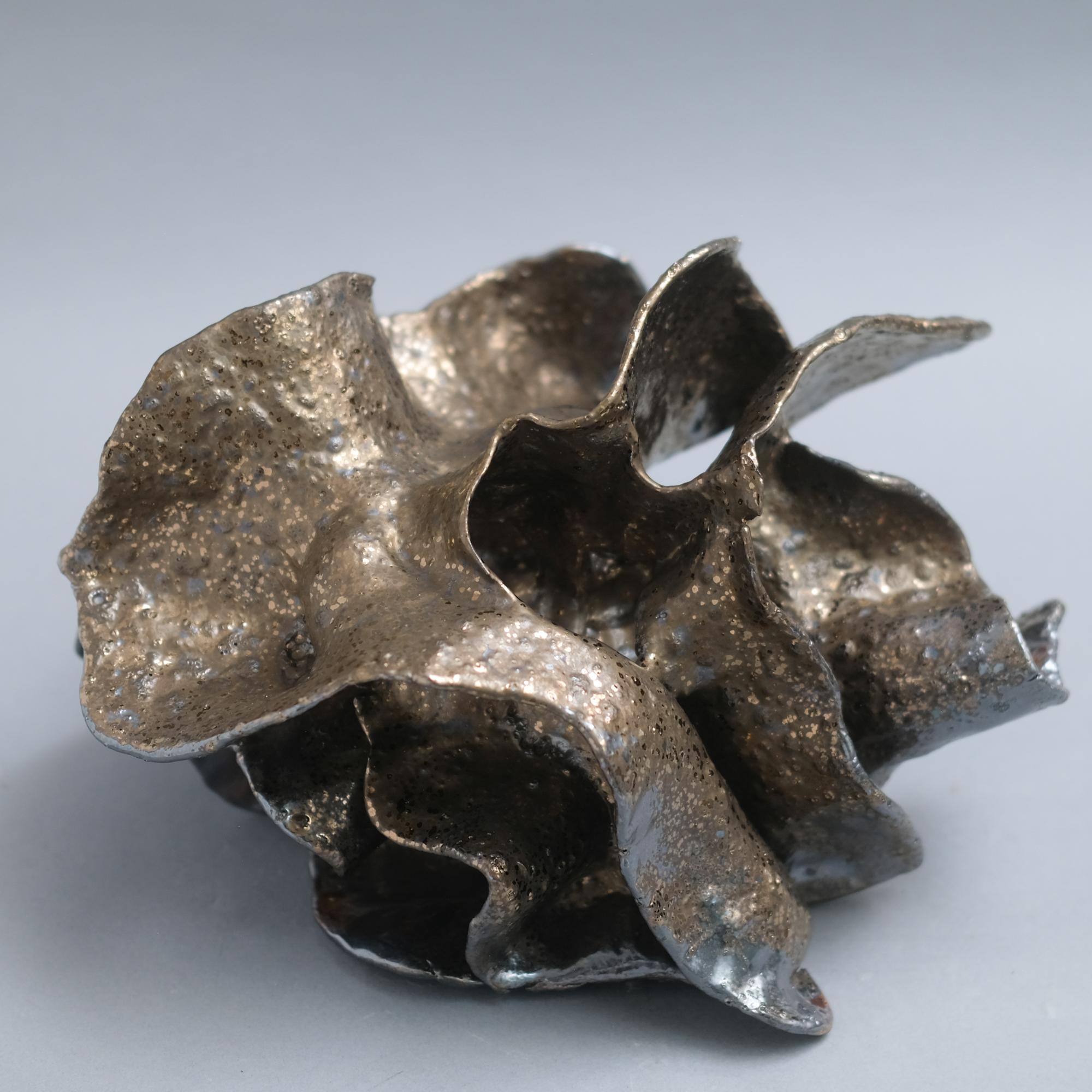 «Rhythmic Sanctuary », sculpture en céramique de grès à glaçure métallique - Sculpture de Jessamyn Go