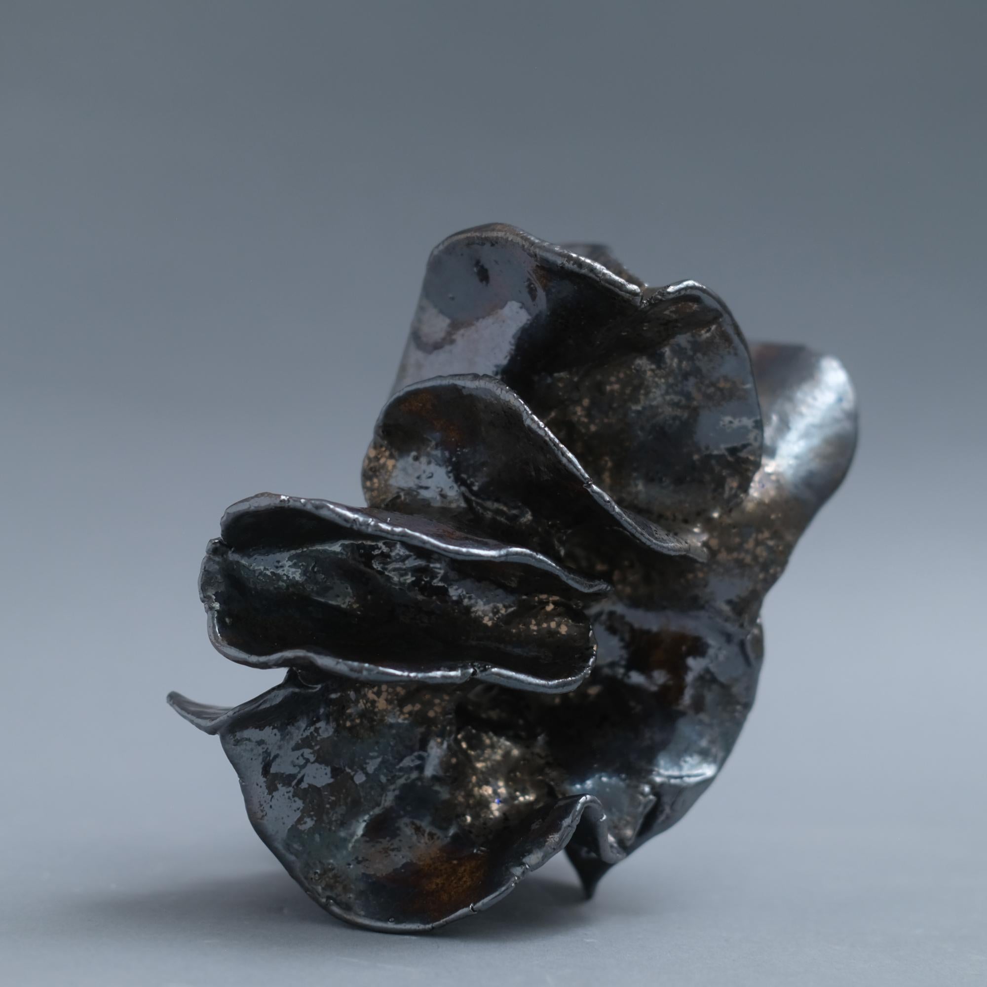 Vibrations - Chrome metallic glazed ceramic sculpture - Sculpture by Jessamyn Go