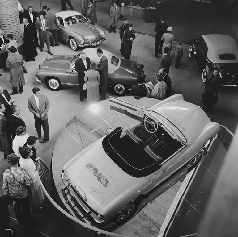 Black and White Photograph Jesse Alexander - Salon de l'auto de Paris - stand BMW